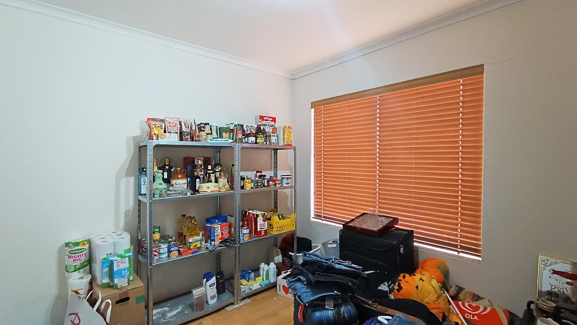 Bed Room 1 - 11 square meters of property in Proteavallei