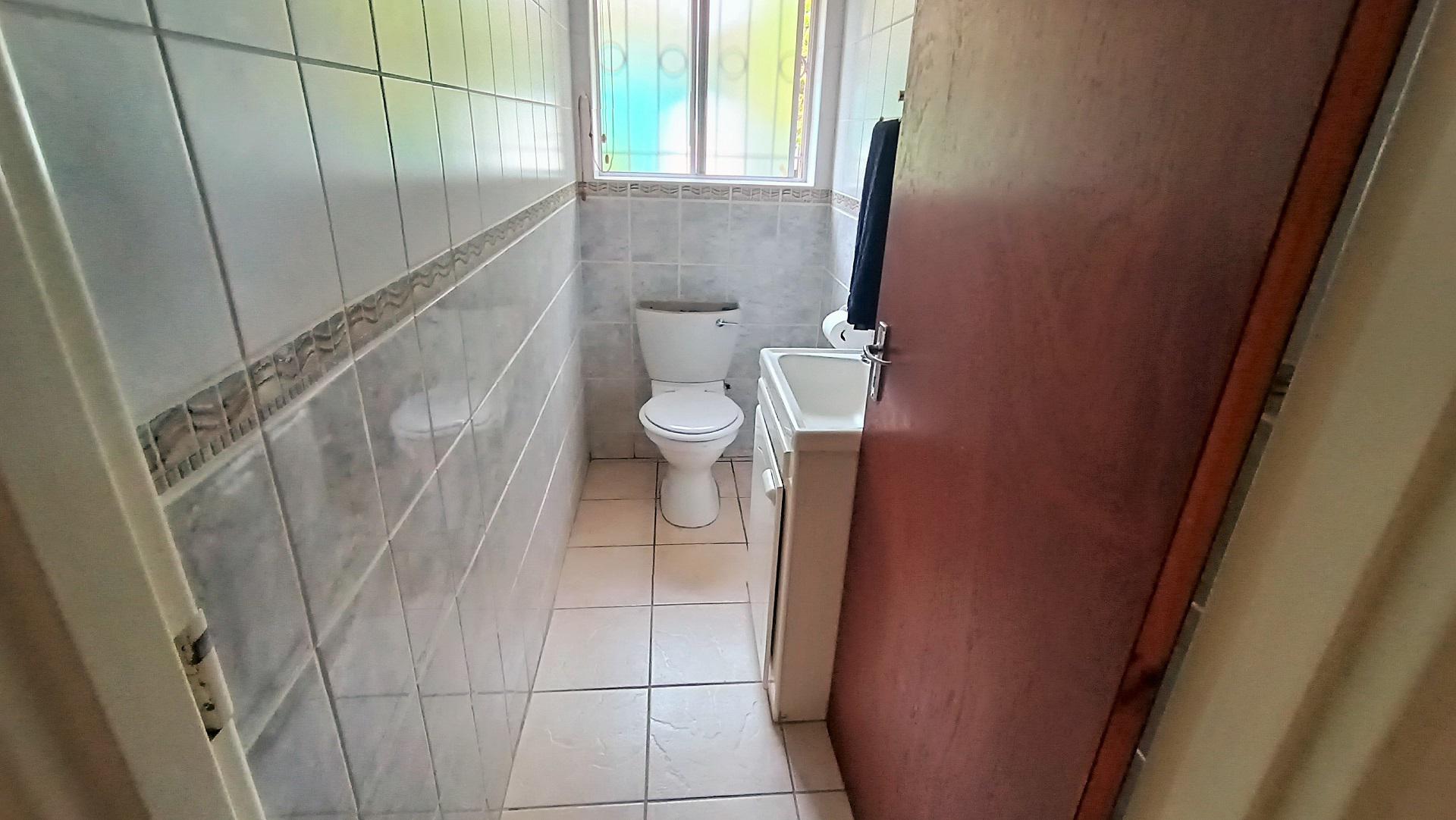 Guest Toilet - 2 square meters of property in Proteavallei