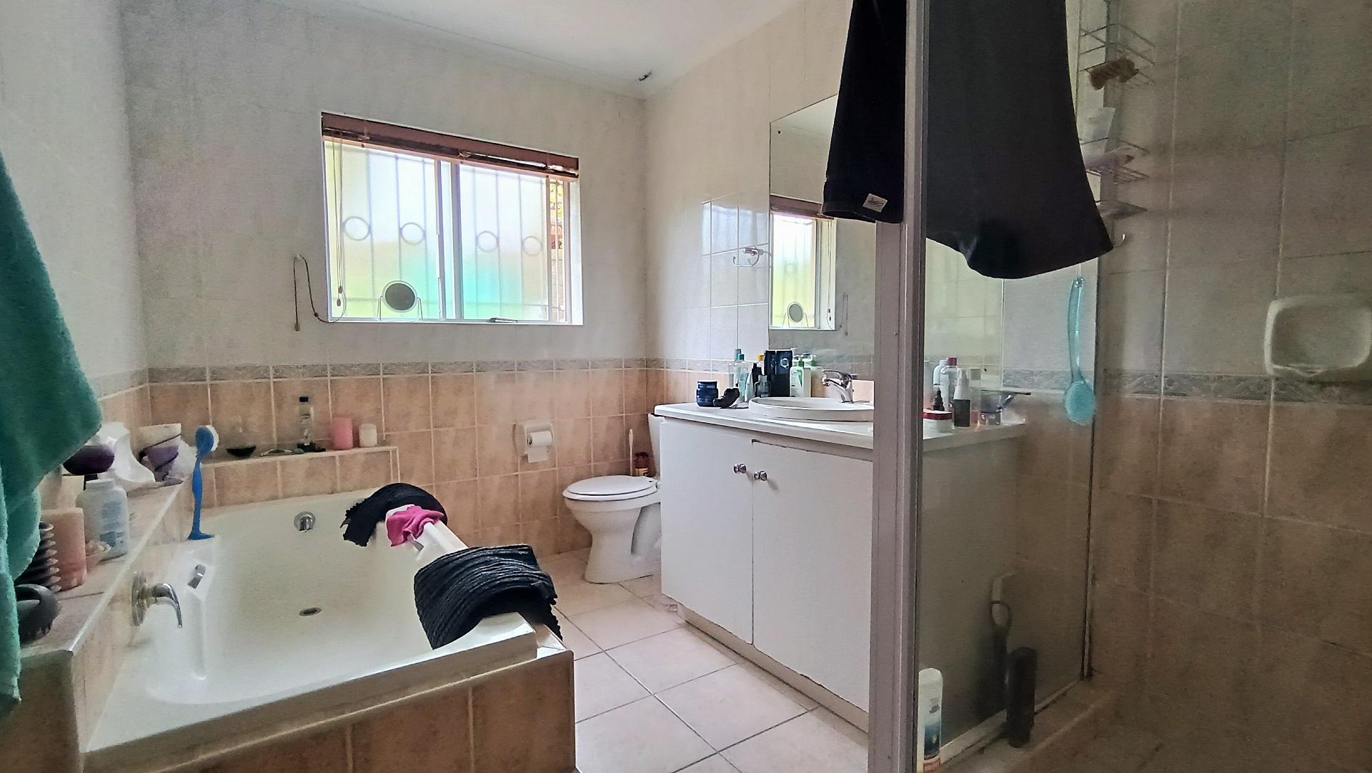 Bathroom 1 - 7 square meters of property in Proteavallei