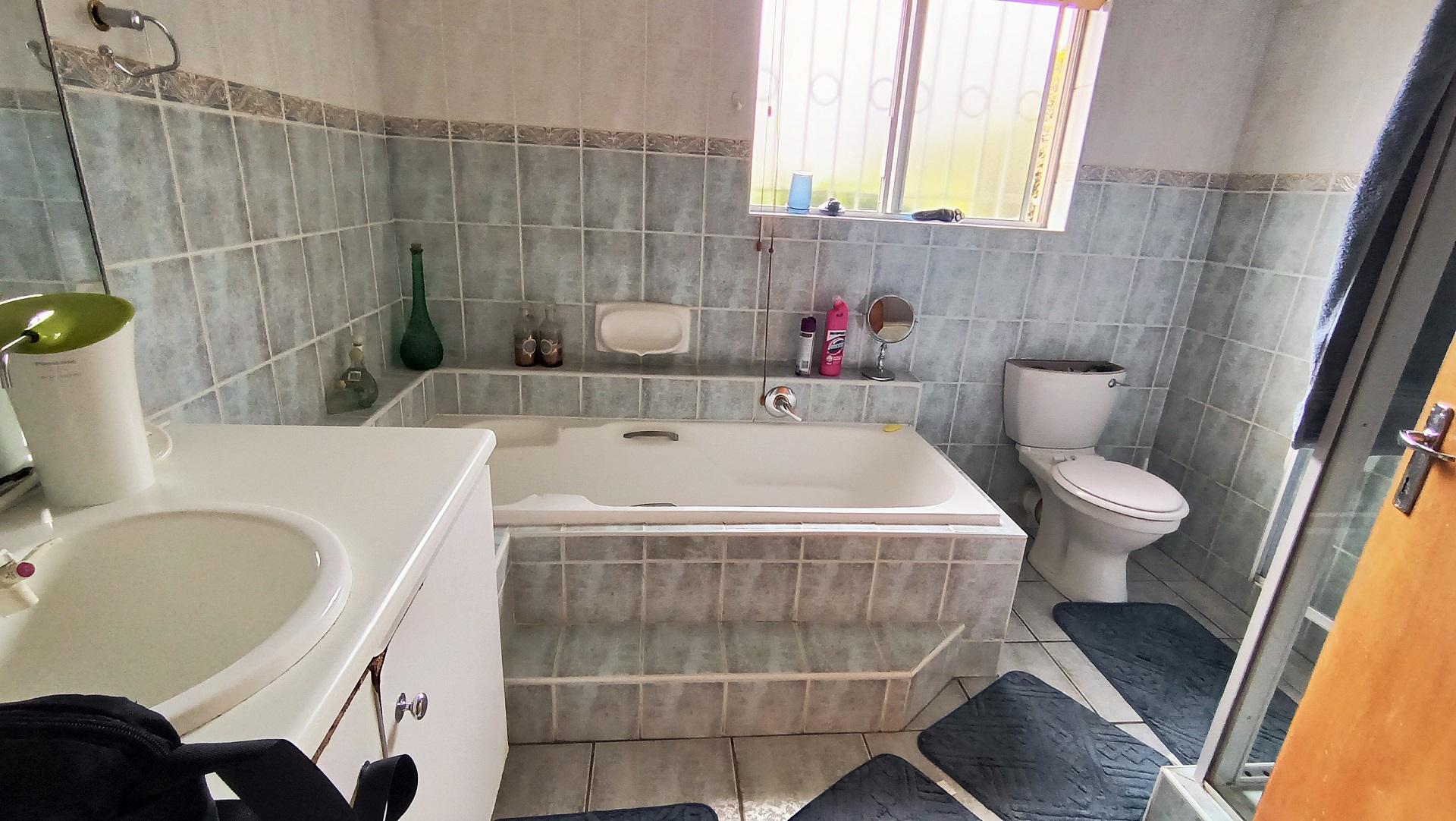 Main Bathroom - 7 square meters of property in Proteavallei