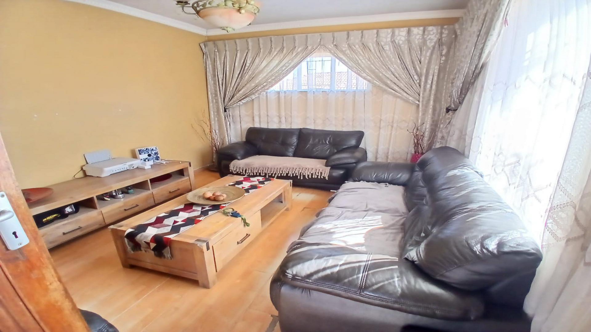 Lounges - 16 square meters of property in Kwaggasrand