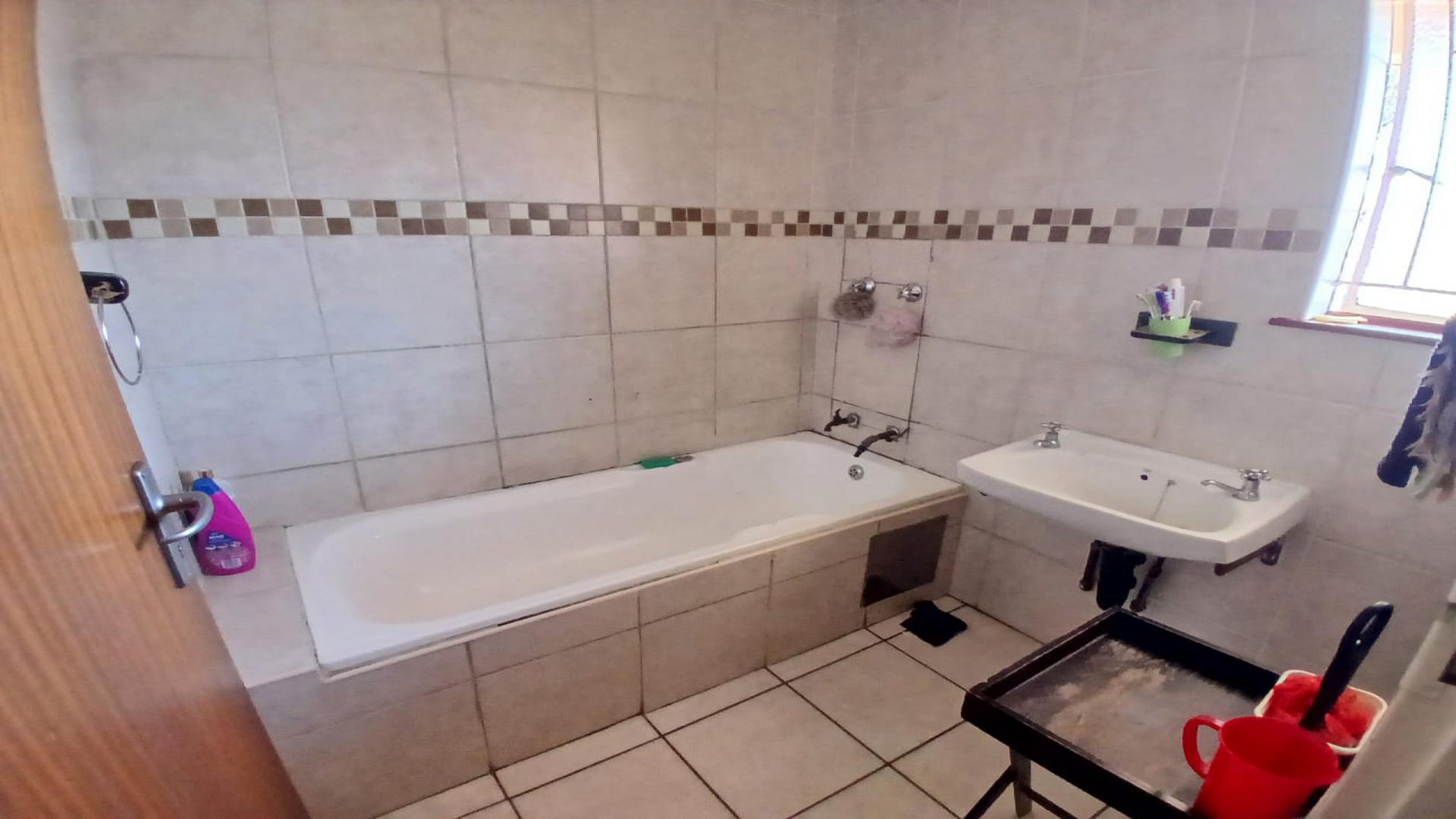 Bathroom 1 - 6 square meters of property in Kwaggasrand