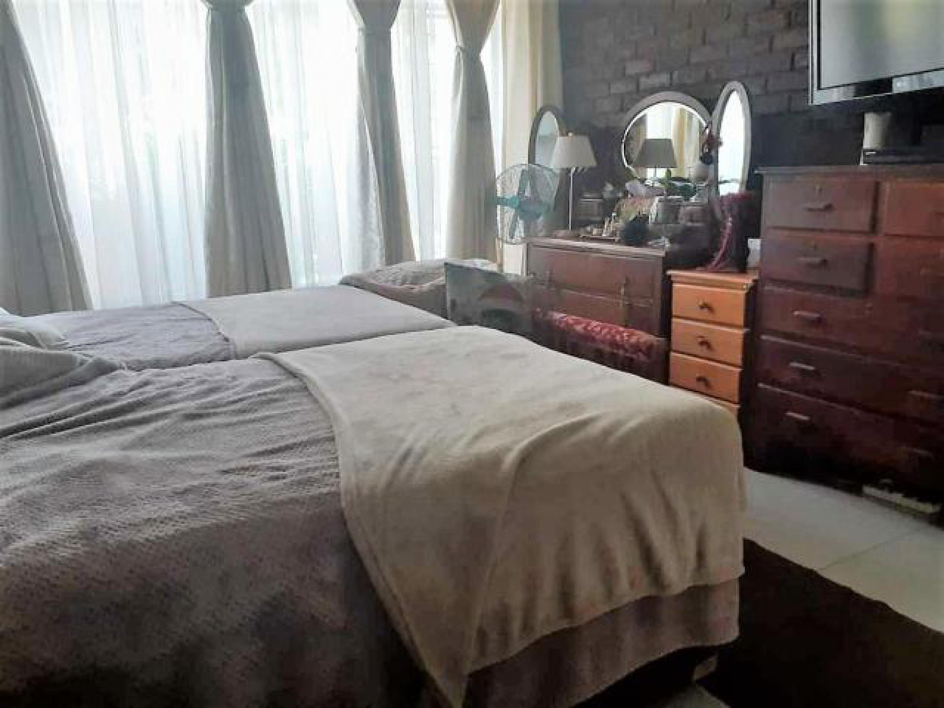 Bed Room 1 - 19 square meters of property in Brackenhurst
