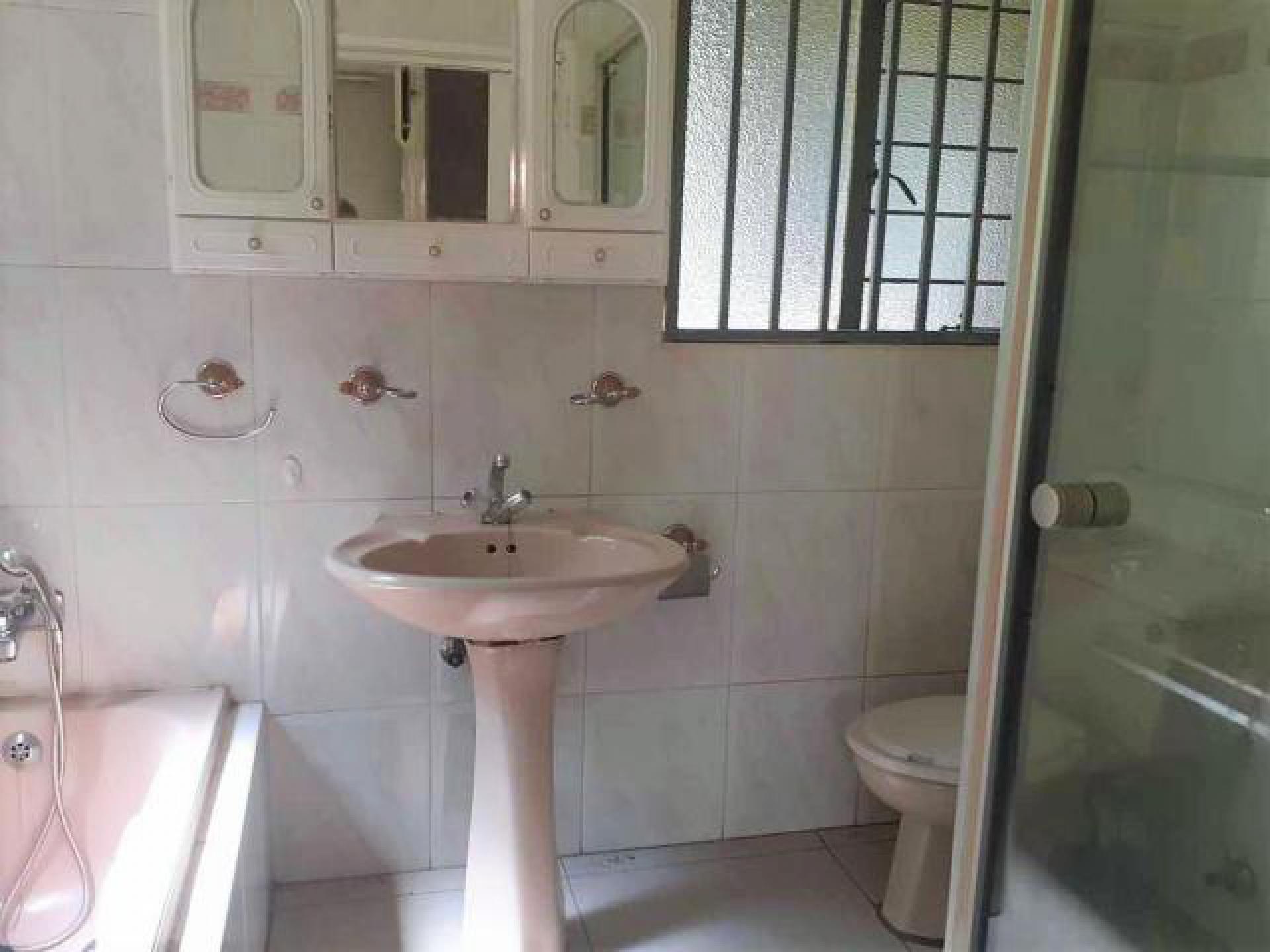 Bathroom 2 - 6 square meters of property in Brackenhurst