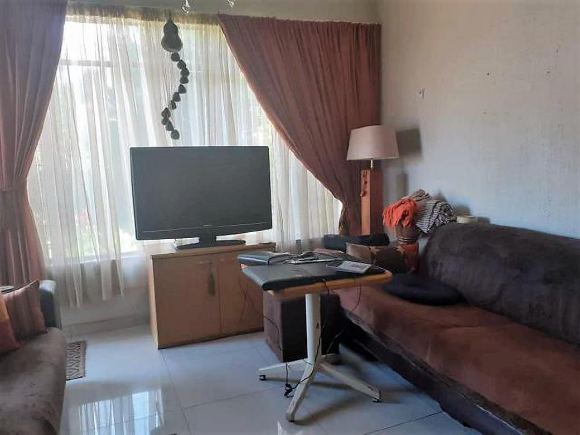 Lounges - 18 square meters of property in Brackenhurst