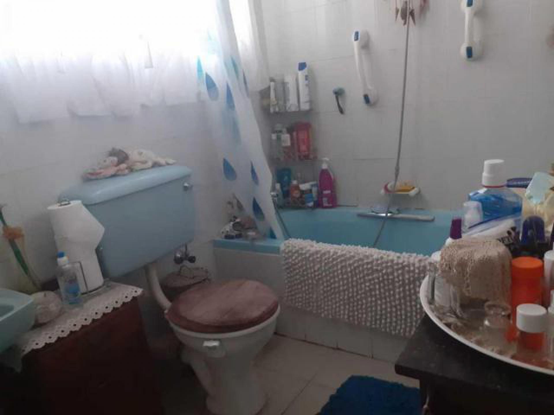 Bathroom 1 - 6 square meters of property in Brackenhurst