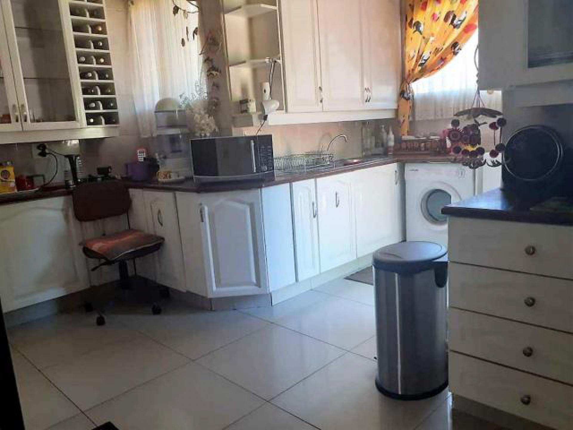 Kitchen - 25 square meters of property in Brackenhurst