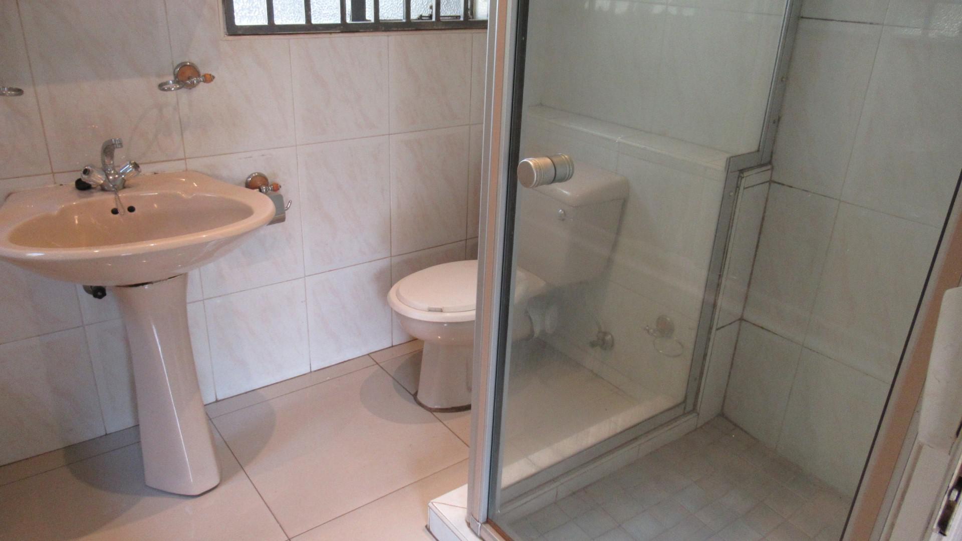 Bathroom 1 - 6 square meters of property in Brackenhurst