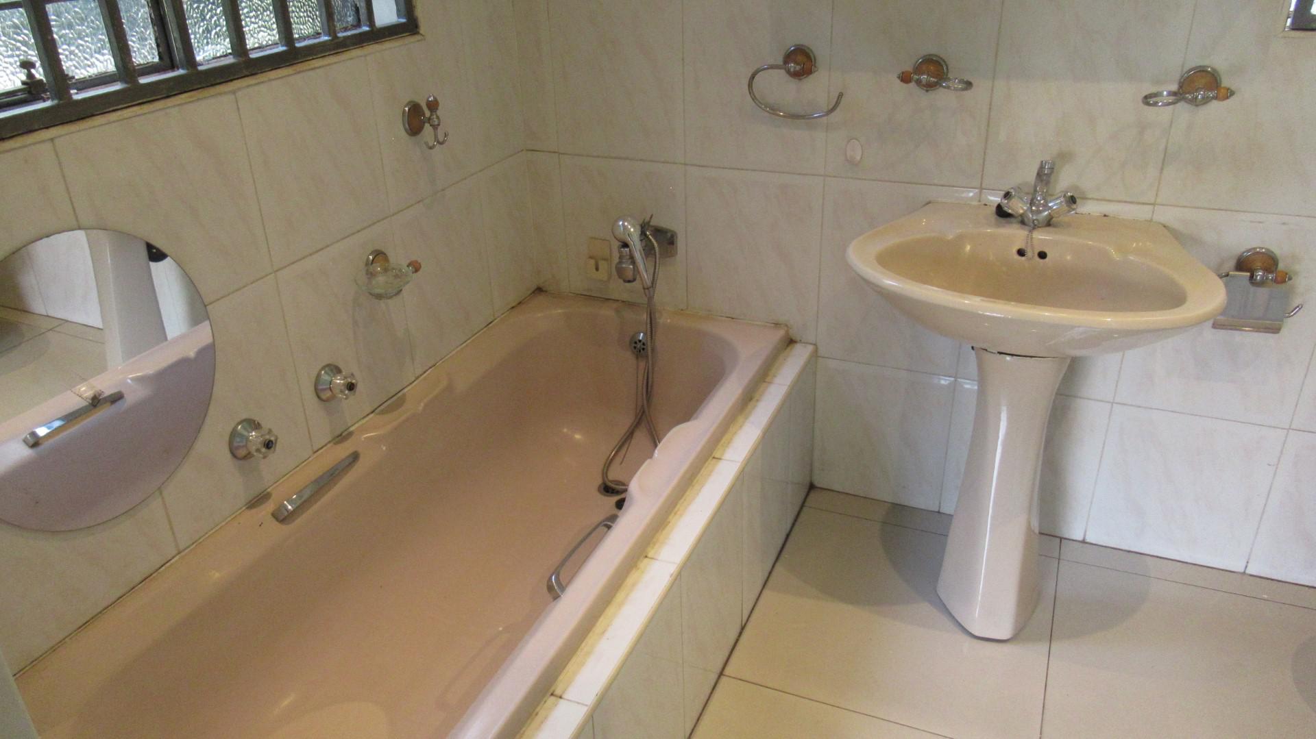 Bathroom 1 - 6 square meters of property in Brackenhurst