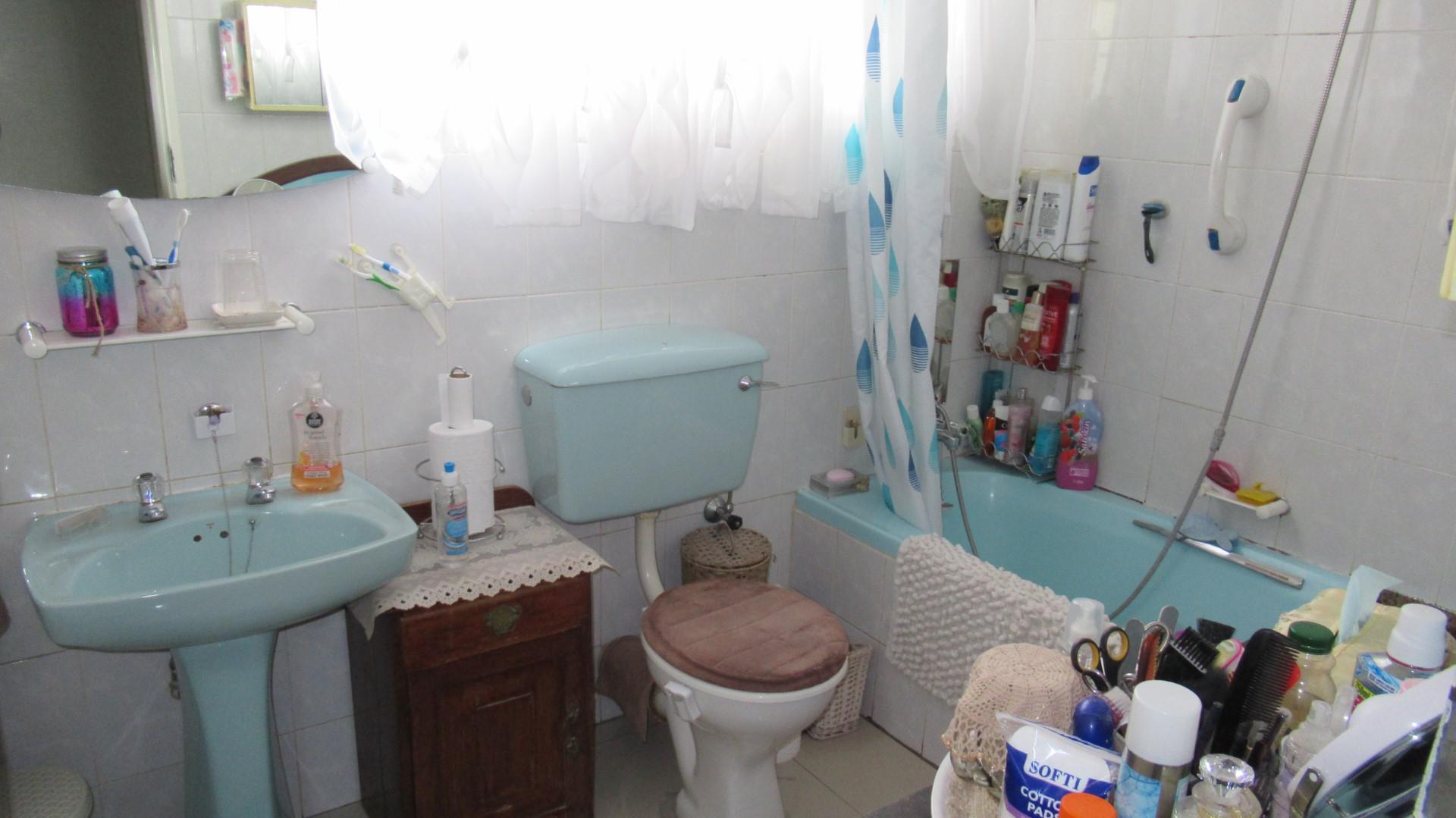 Bathroom 2 - 6 square meters of property in Brackenhurst