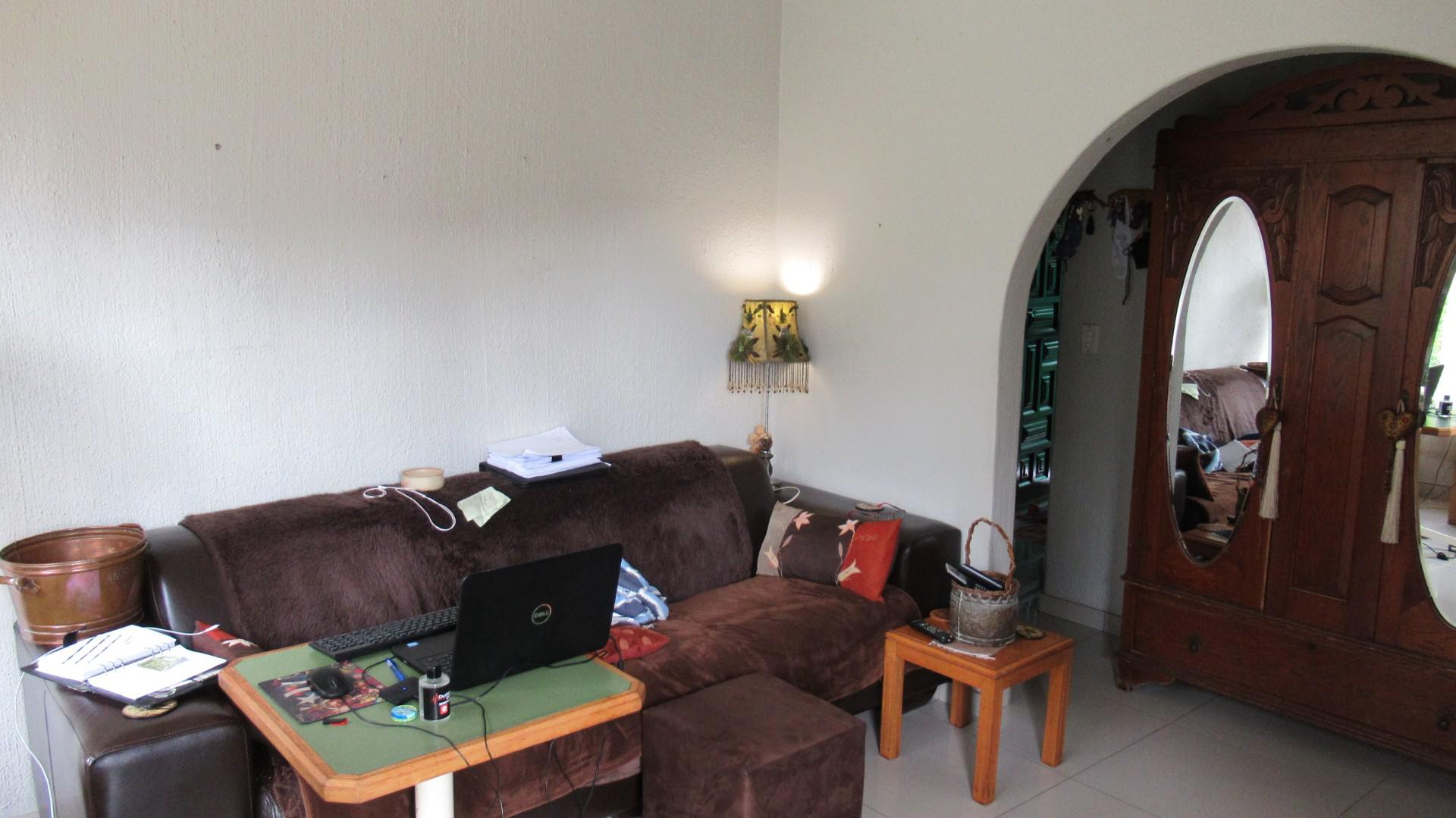Lounges - 18 square meters of property in Brackenhurst