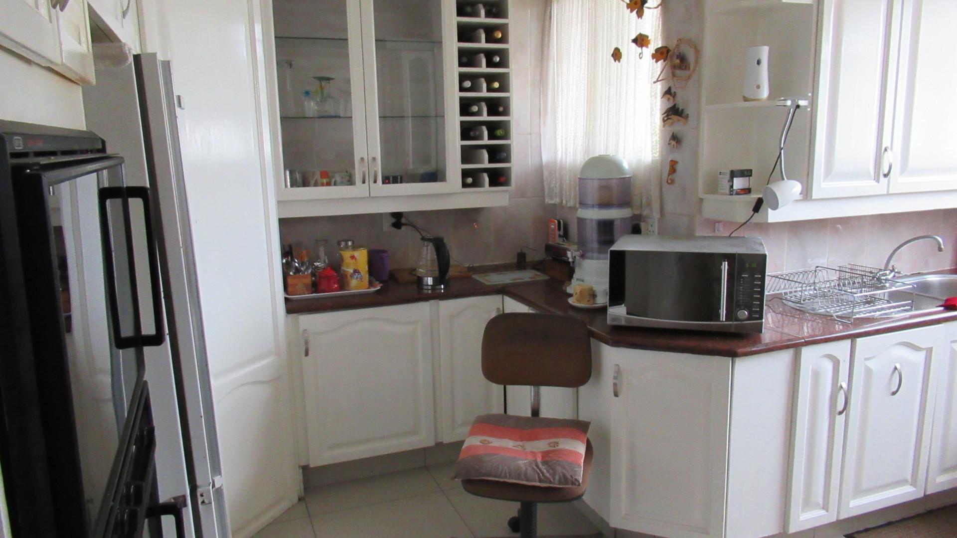 Kitchen - 25 square meters of property in Brackenhurst