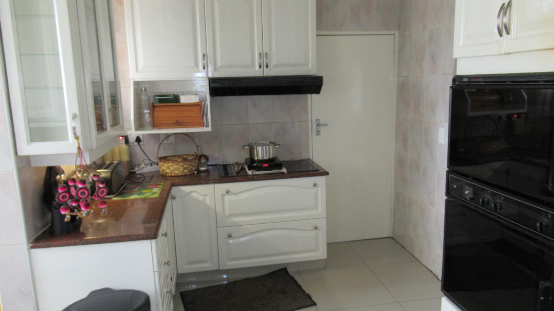 Kitchen - 25 square meters of property in Brackenhurst