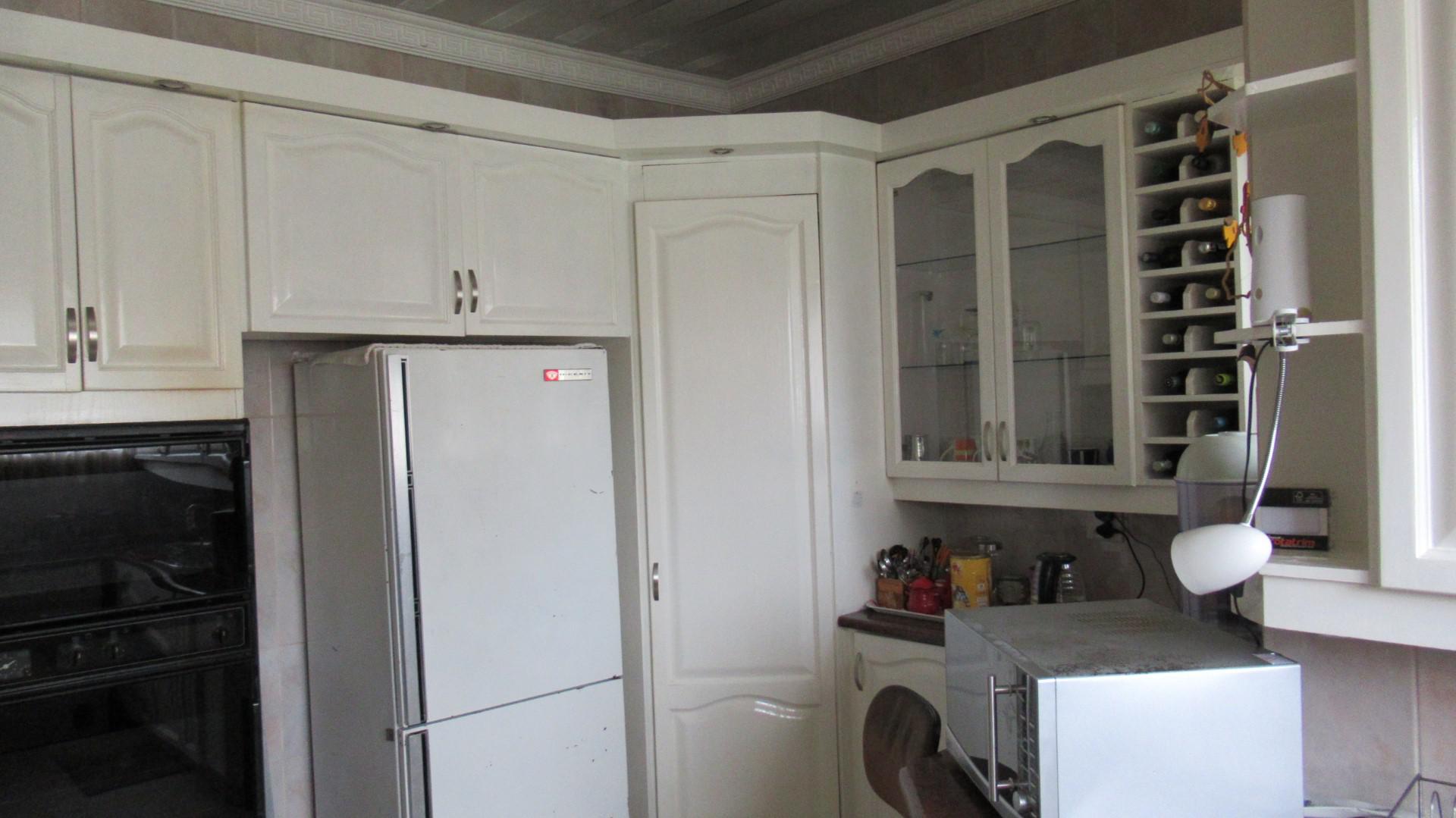 Kitchen - 25 square meters of property in Brackenhurst