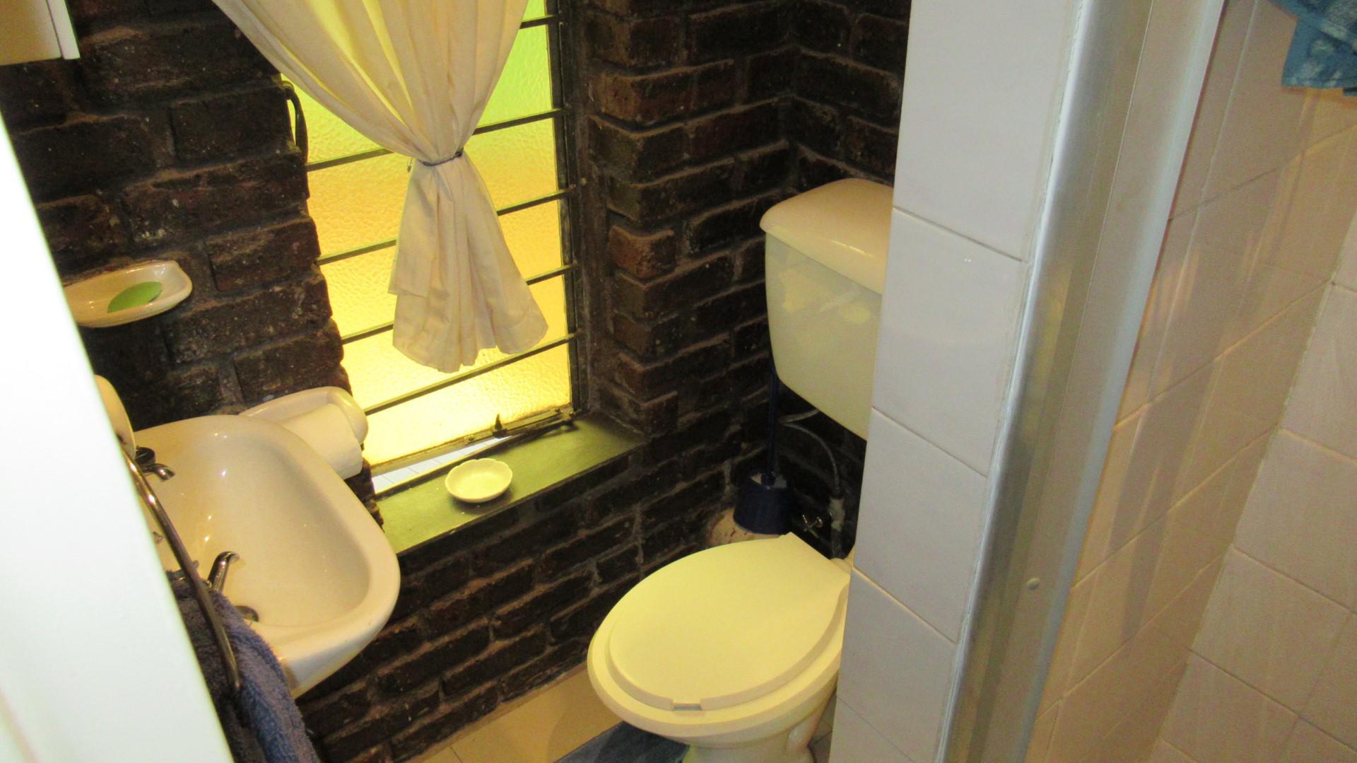 Bathroom 3+ - 4 square meters of property in Brackenhurst