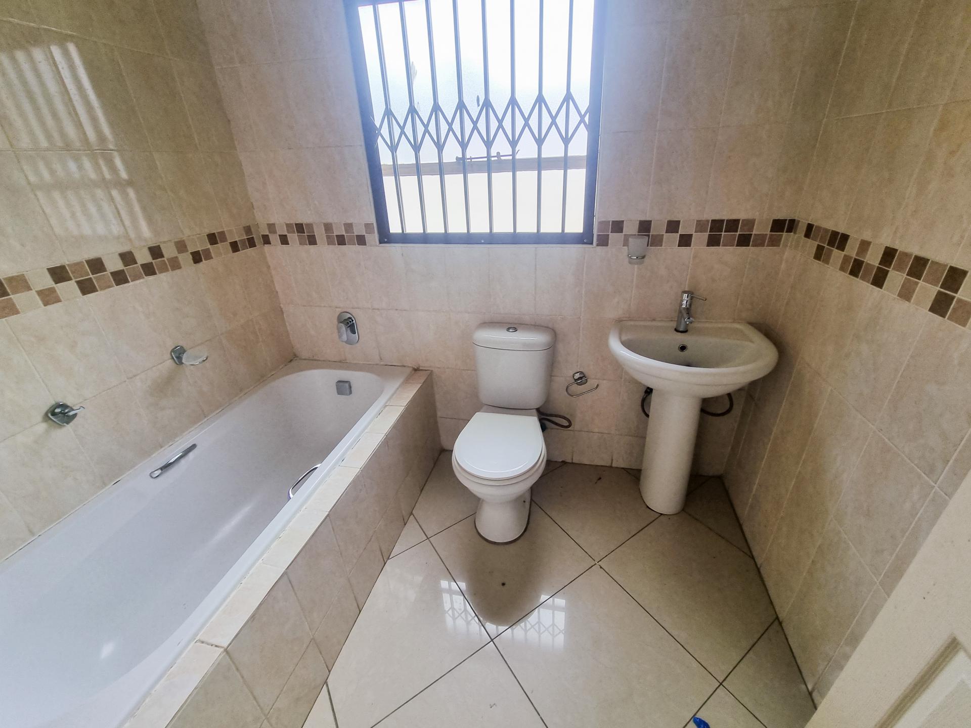 Bathroom 1 - 5 square meters of property in Cosmo City