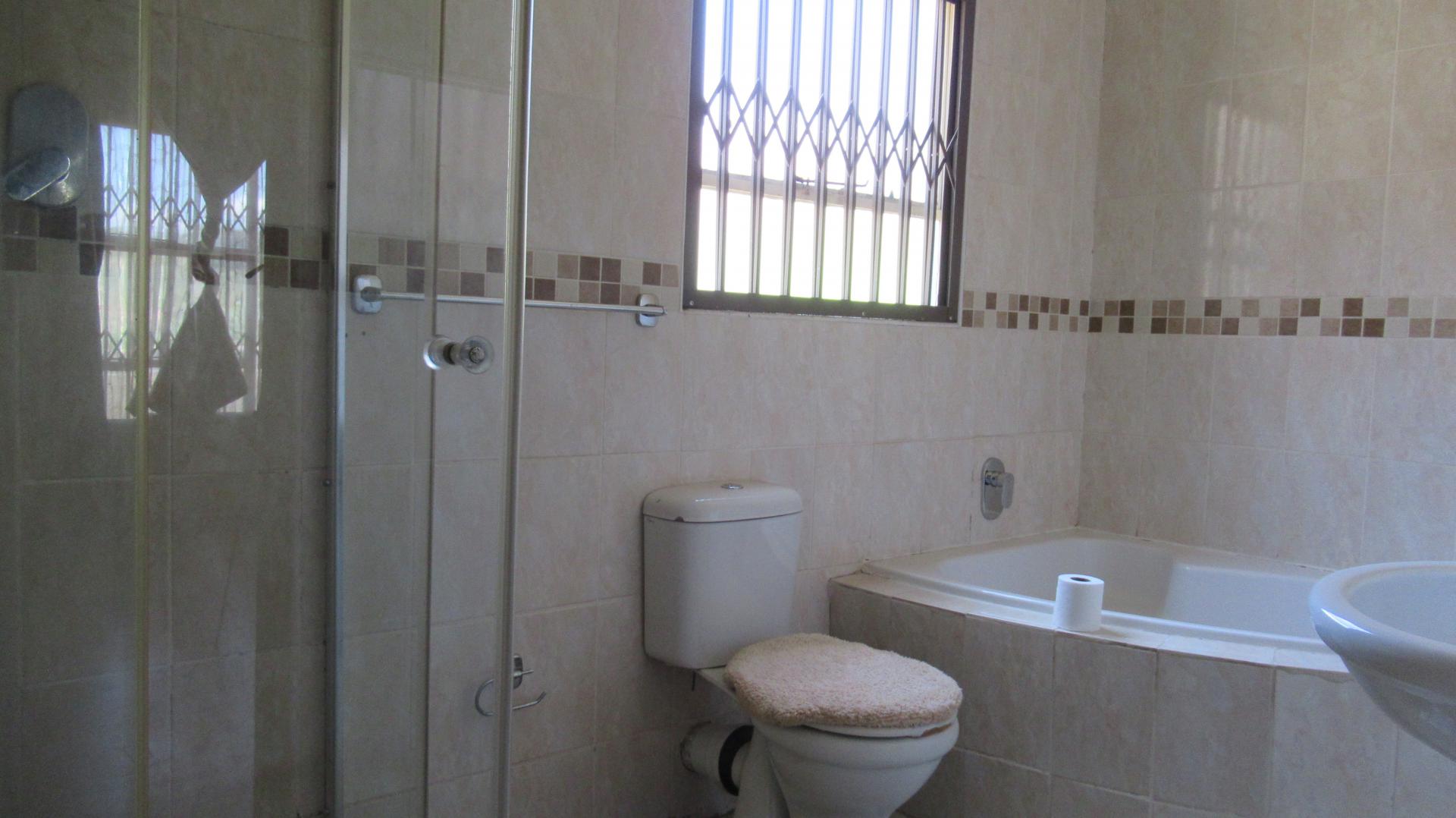 Main Bathroom - 7 square meters of property in Cosmo City