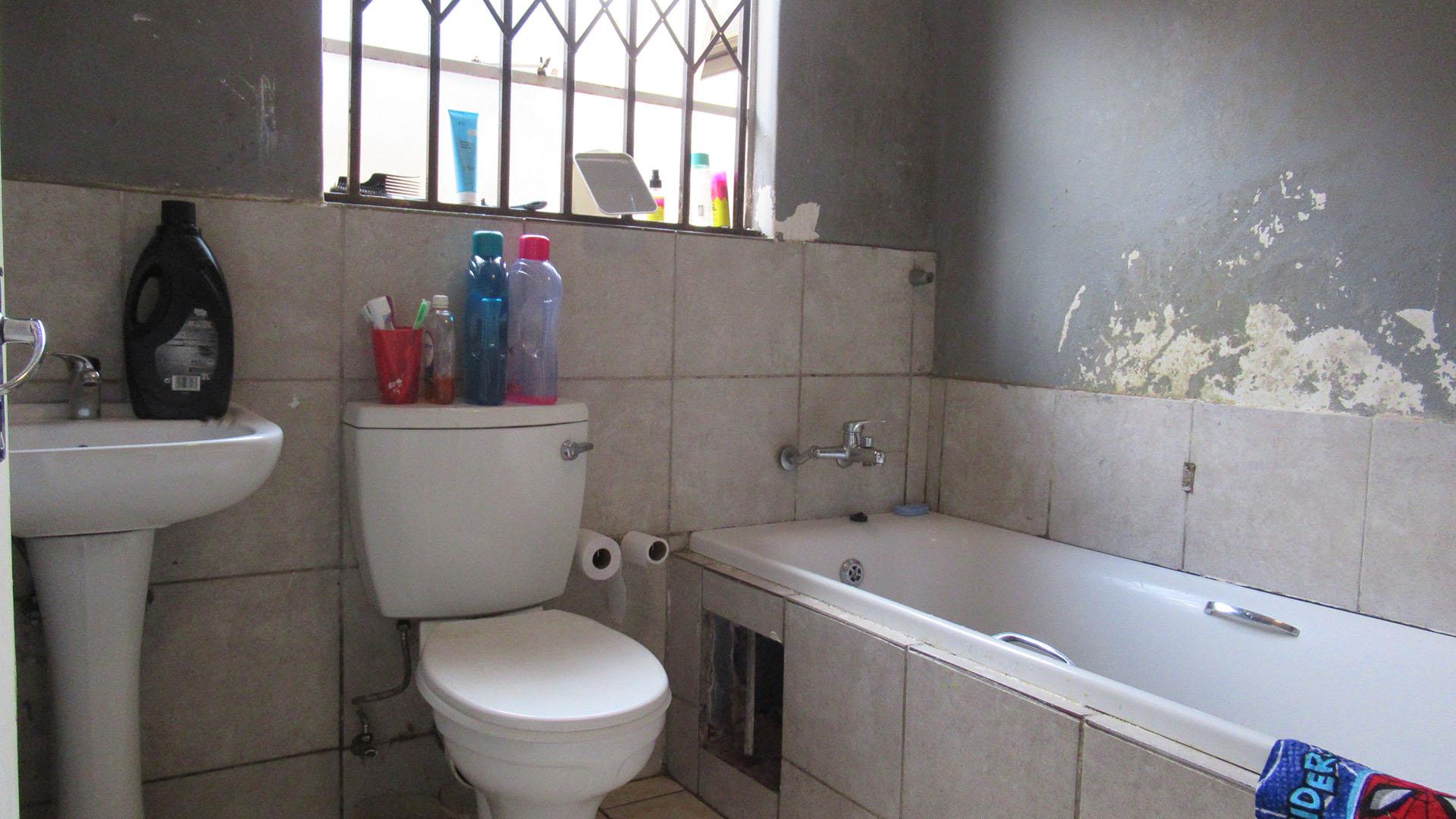 Bathroom 1 - 4 square meters of property in Fleurhof
