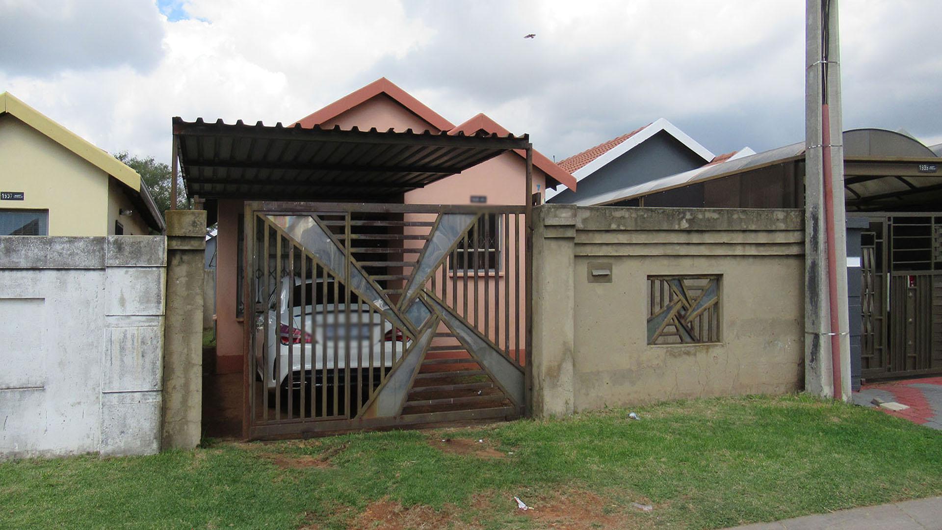 Front View of property in Fleurhof