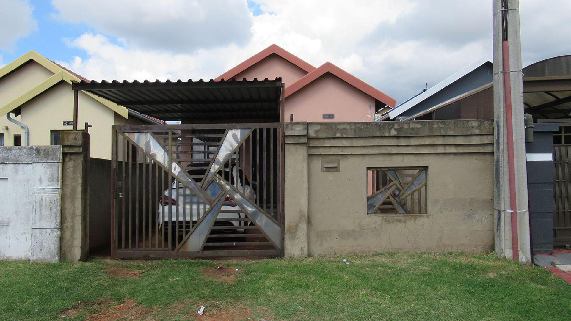 Front View of property in Fleurhof