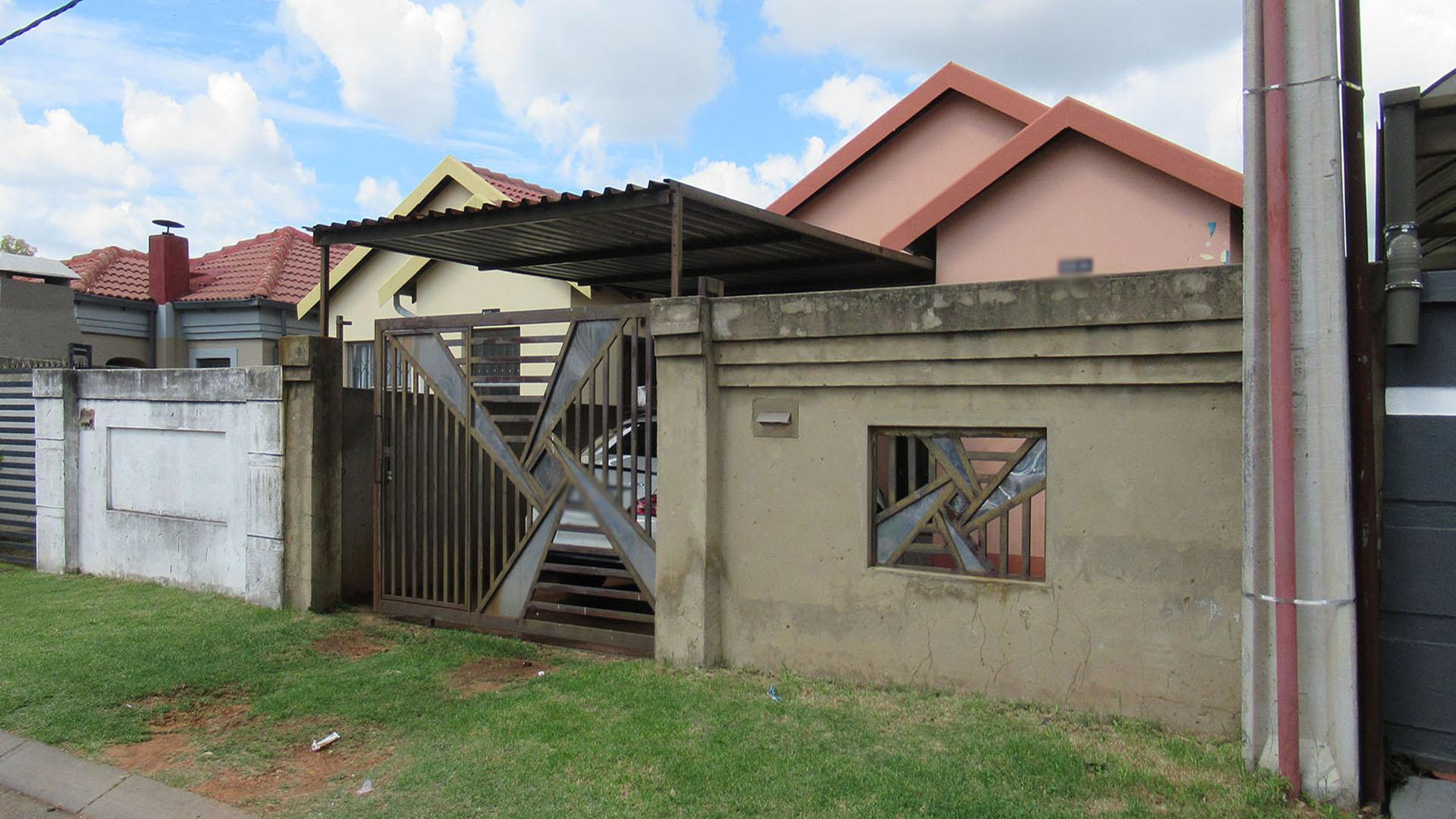 Front View of property in Fleurhof
