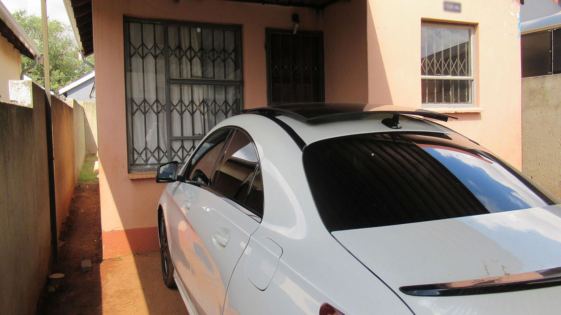 Carport  - 19 square meters of property in Fleurhof