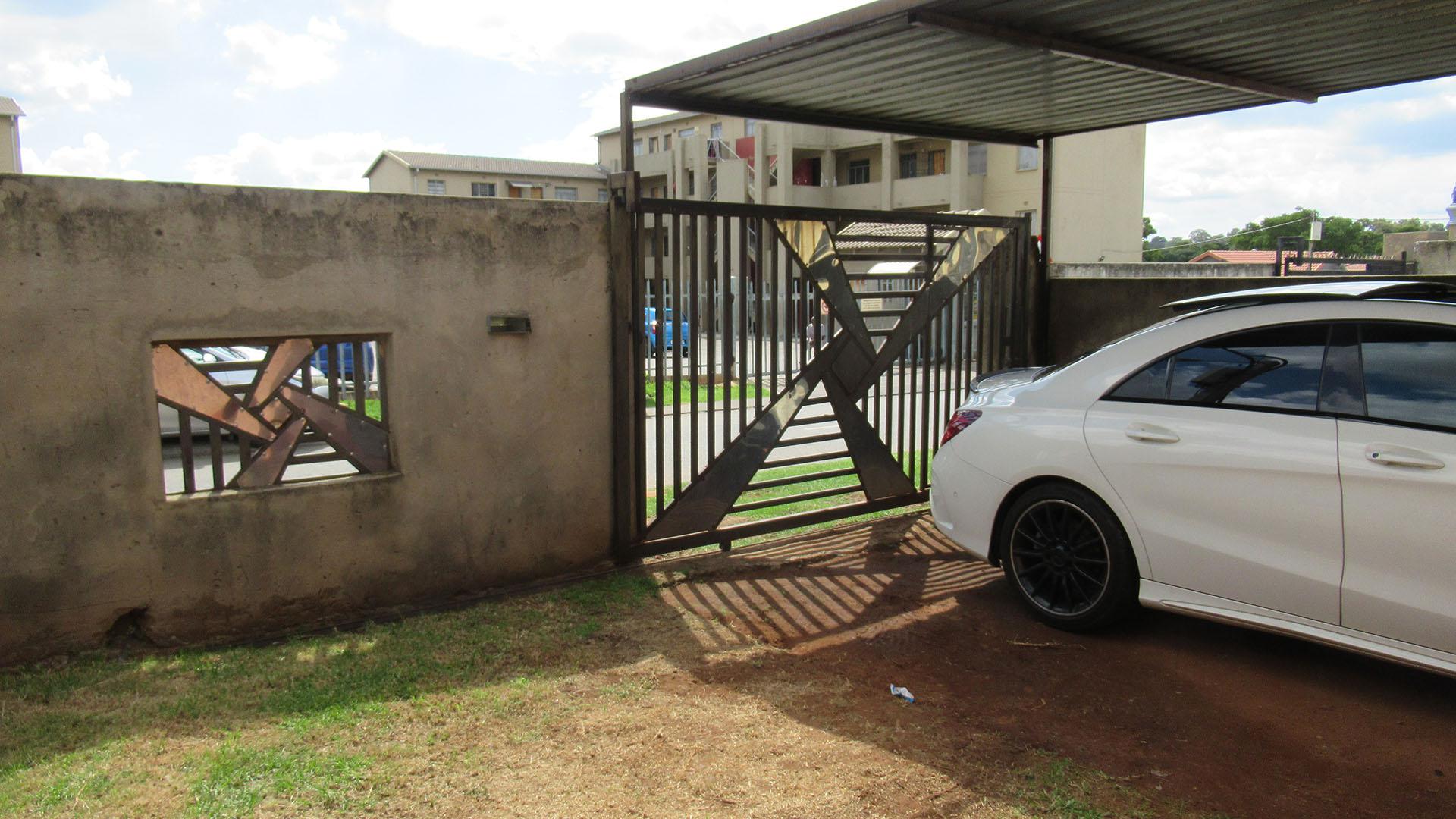 Front View of property in Fleurhof