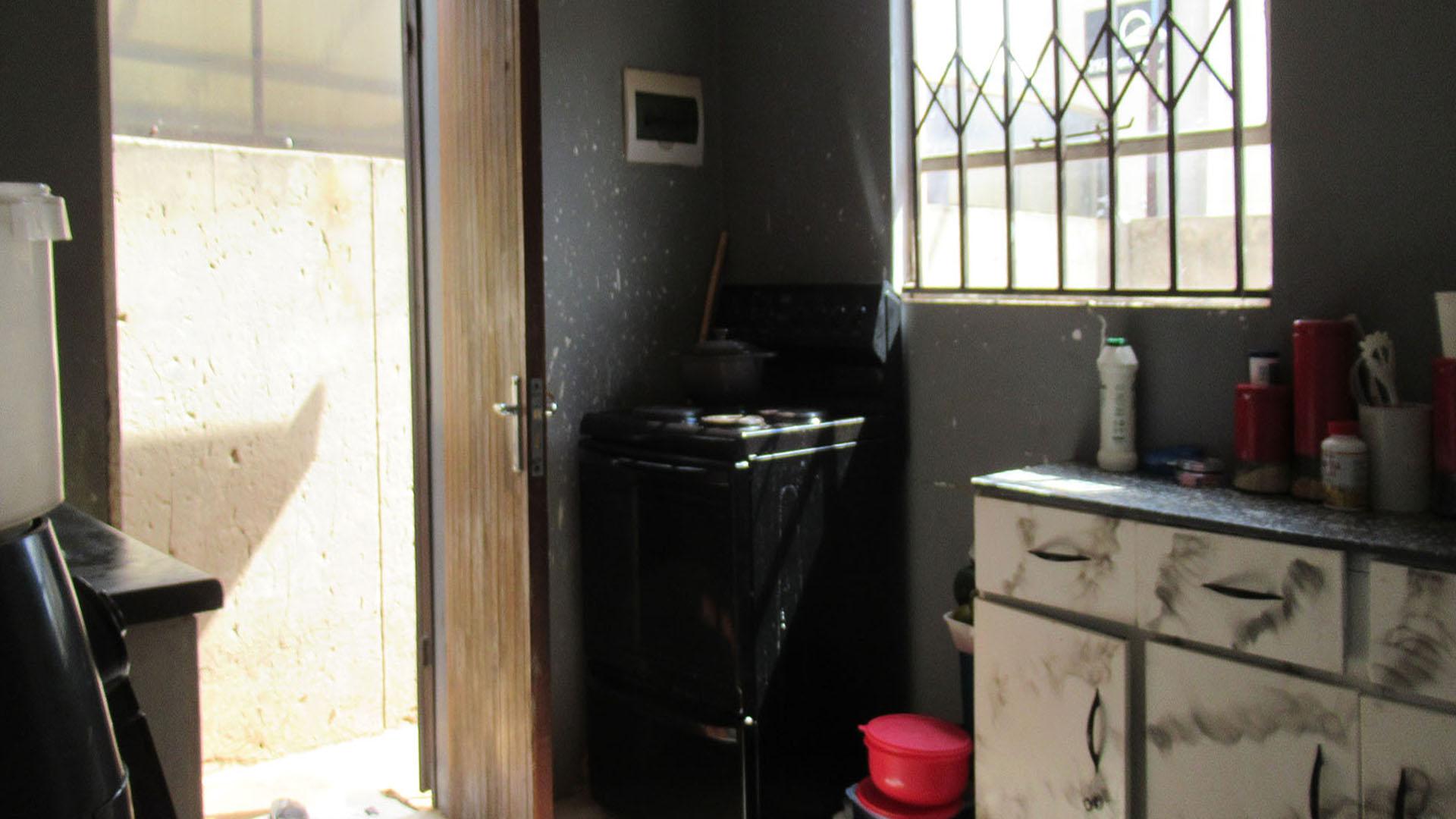 Kitchen - 7 square meters of property in Fleurhof