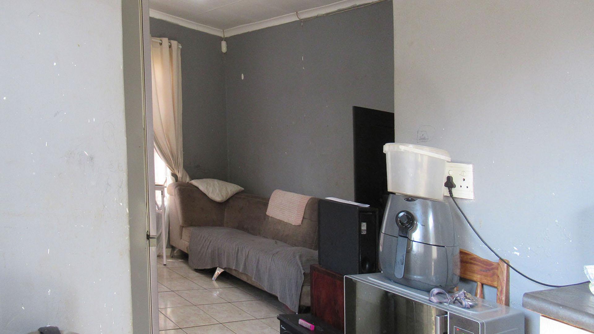 Kitchen - 7 square meters of property in Fleurhof