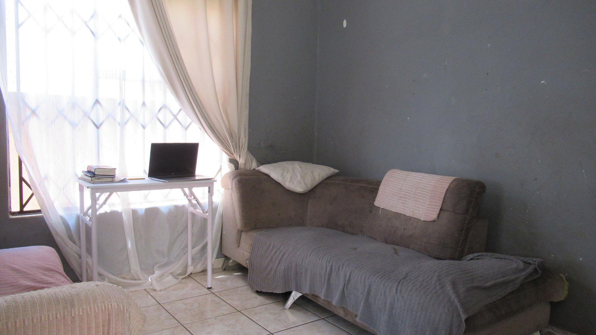 Lounges - 12 square meters of property in Fleurhof