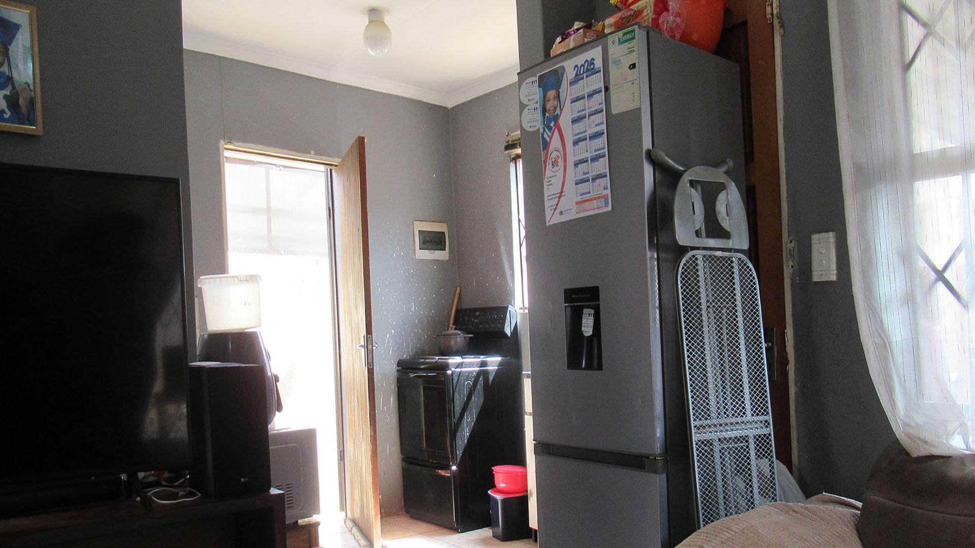 Lounges - 12 square meters of property in Fleurhof