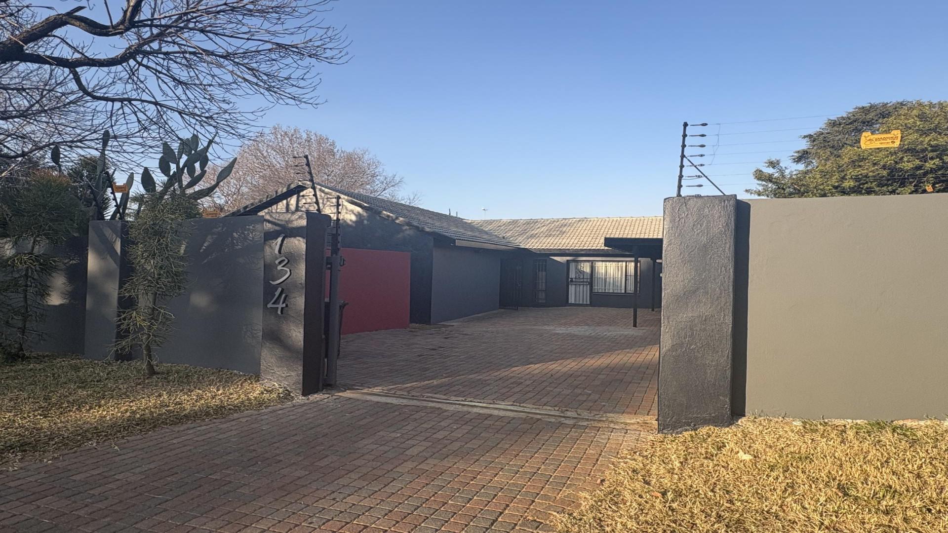Front View of property in Die Wilgers