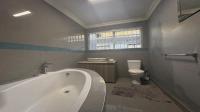 Bathroom 3+ of property in Die Wilgers