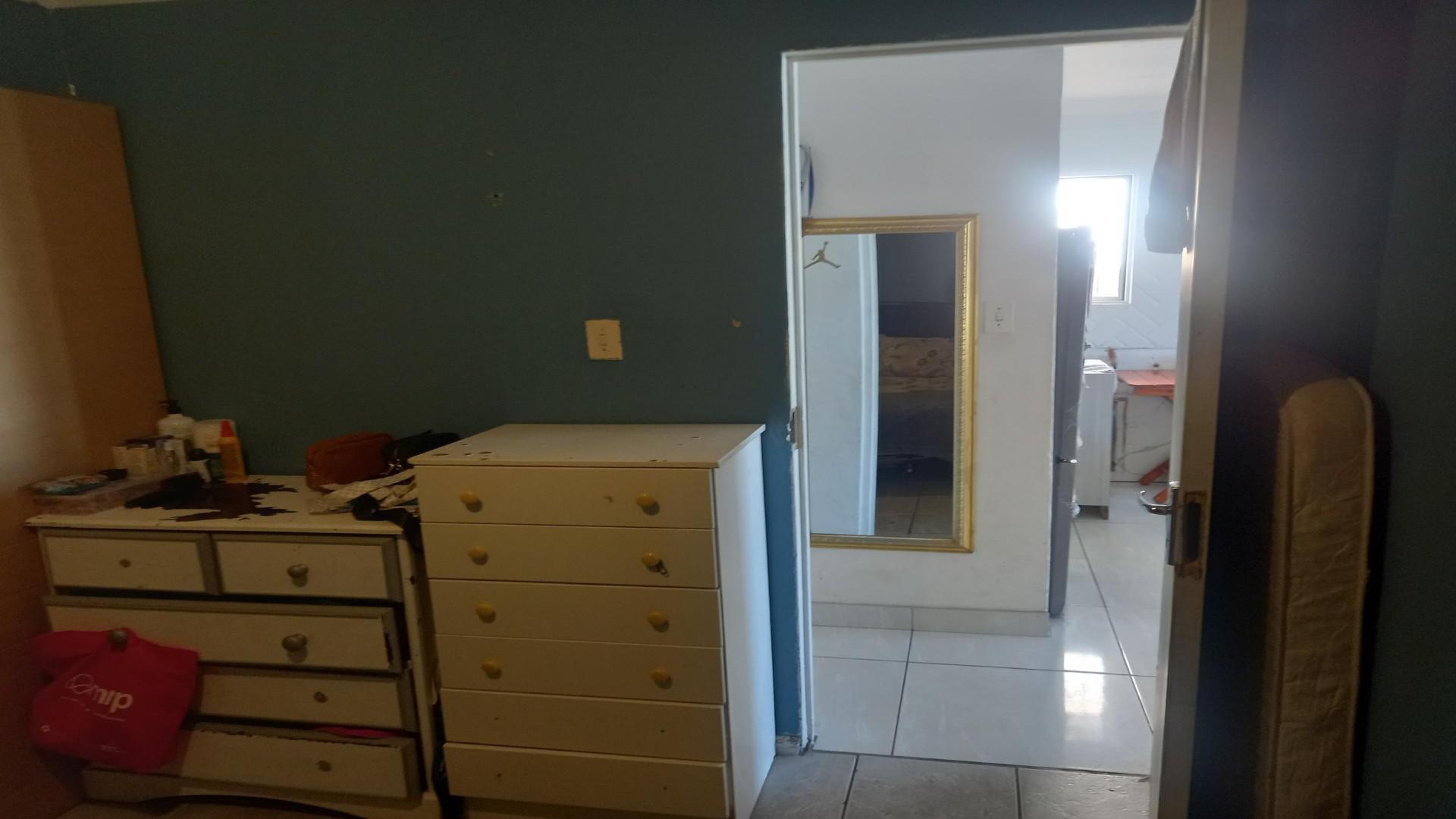 Bed Room 1 of property in Milnerton