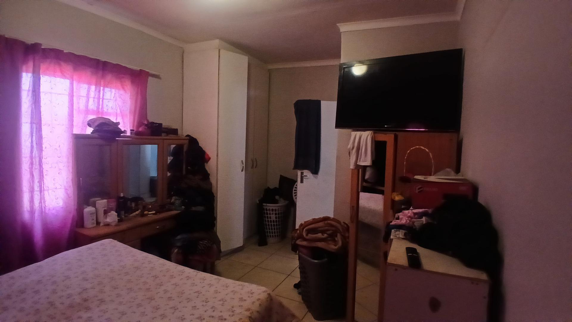 Bed Room 1 of property in Oranjesig