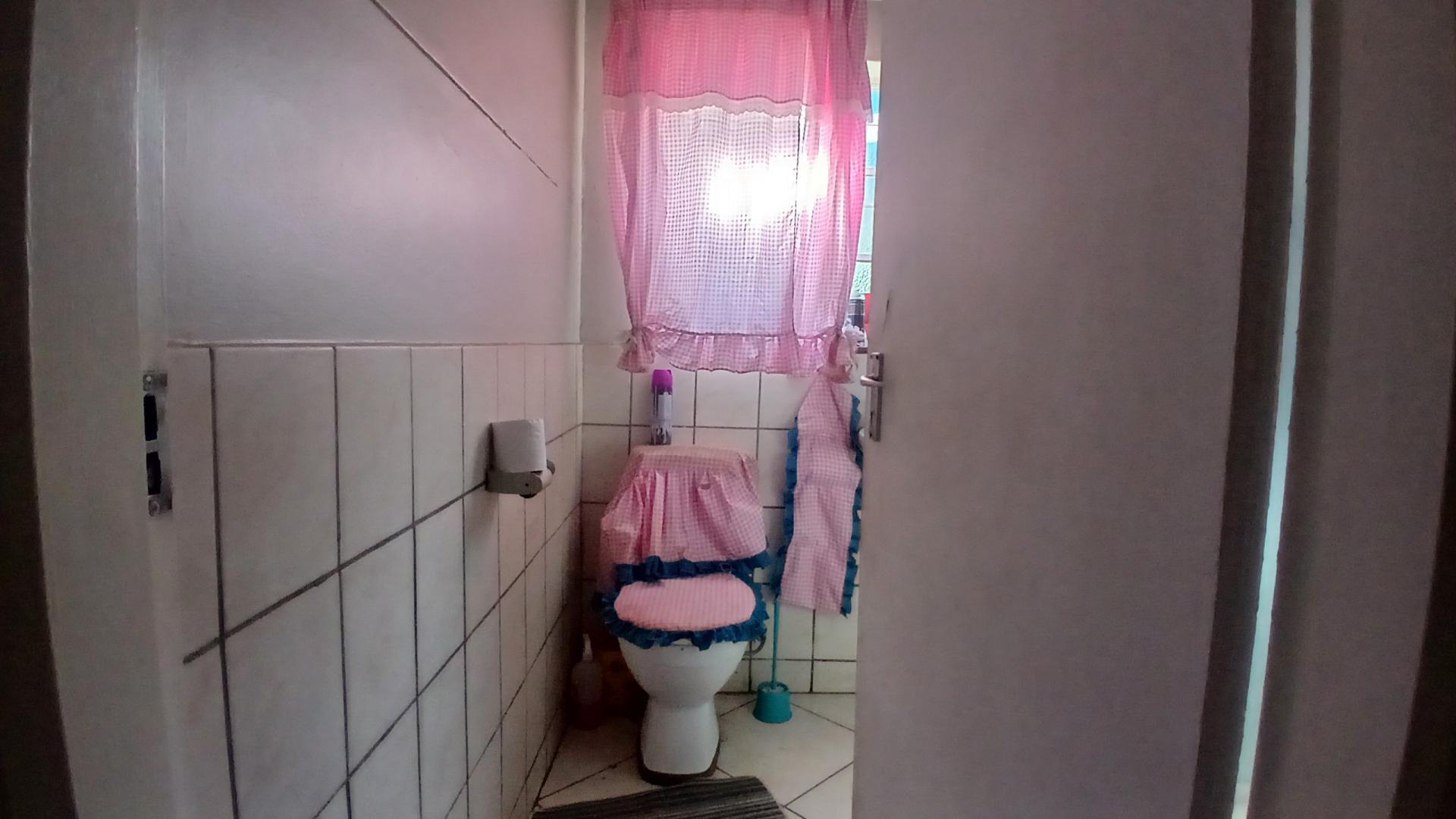 Bathroom 1 of property in Oranjesig