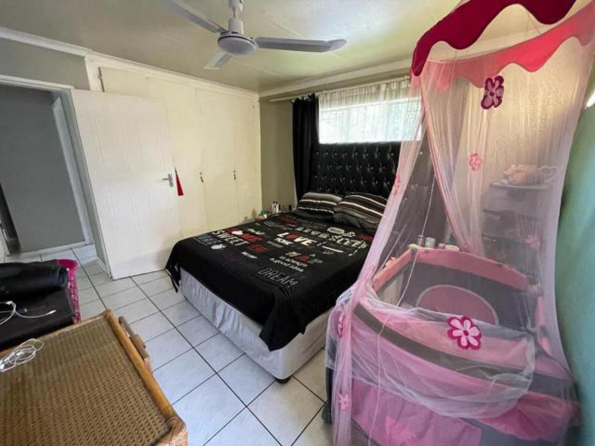 Main Bedroom - 15 square meters of property in Albertsdal