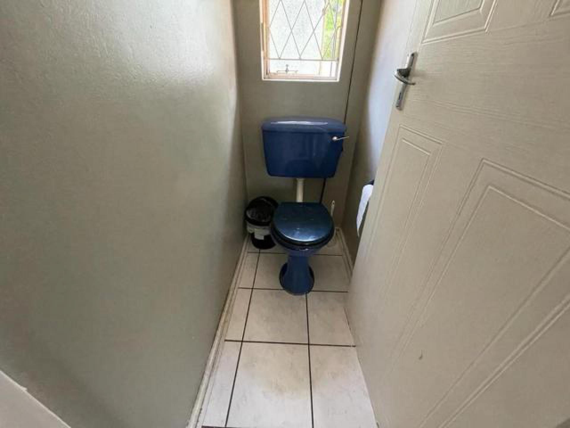 Bathroom 1 - 5 square meters of property in Albertsdal