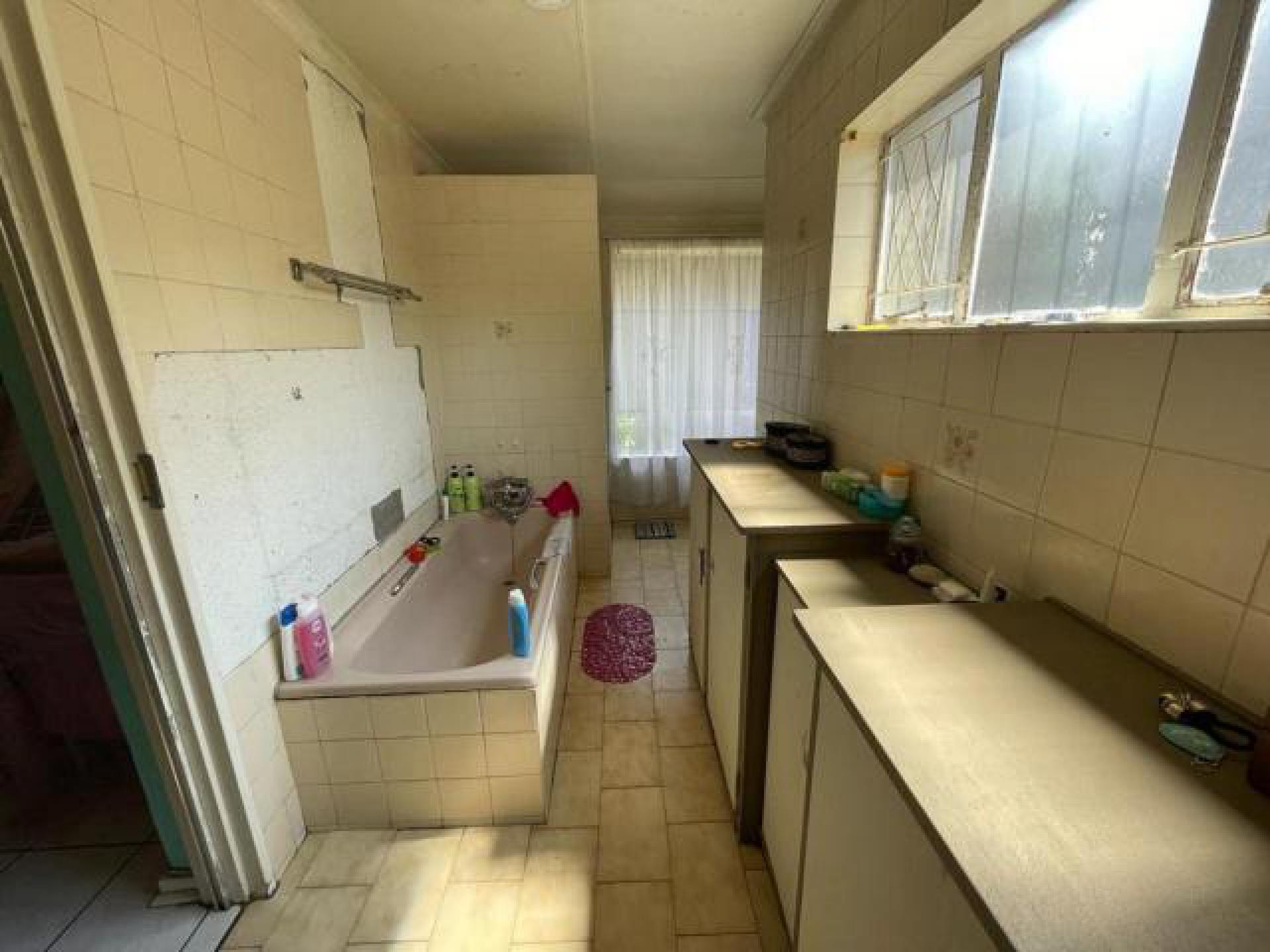 Main Bathroom - 9 square meters of property in Albertsdal