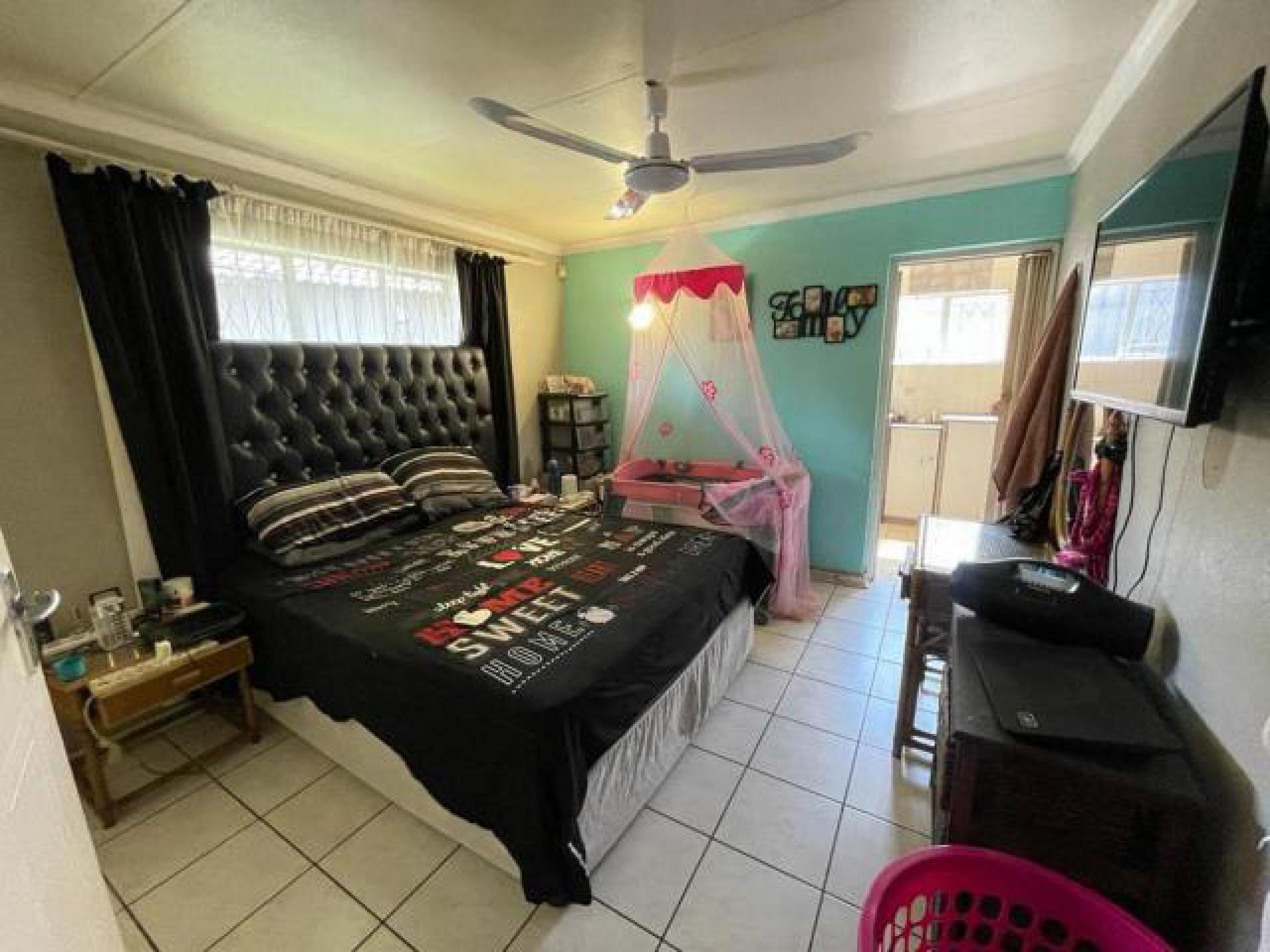 Main Bedroom - 15 square meters of property in Albertsdal