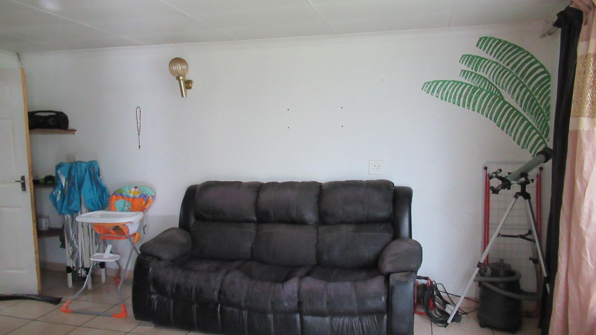 Lounges - 45 square meters of property in Albertsdal