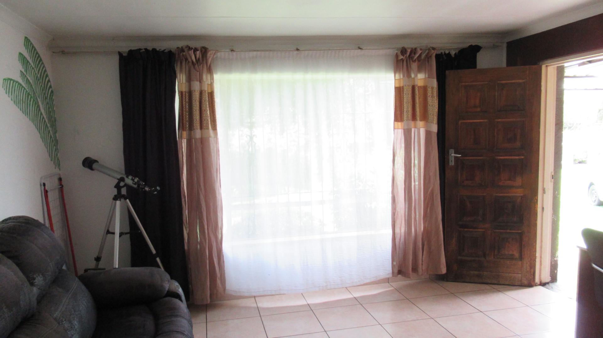 Lounges - 45 square meters of property in Albertsdal