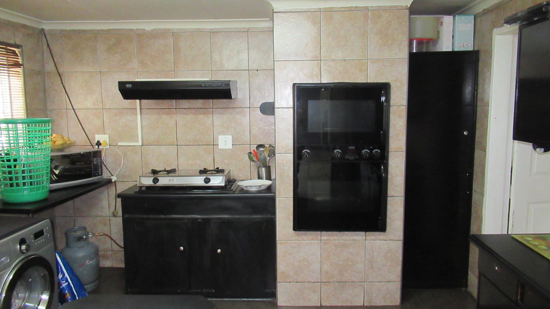 Kitchen - 16 square meters of property in Albertsdal
