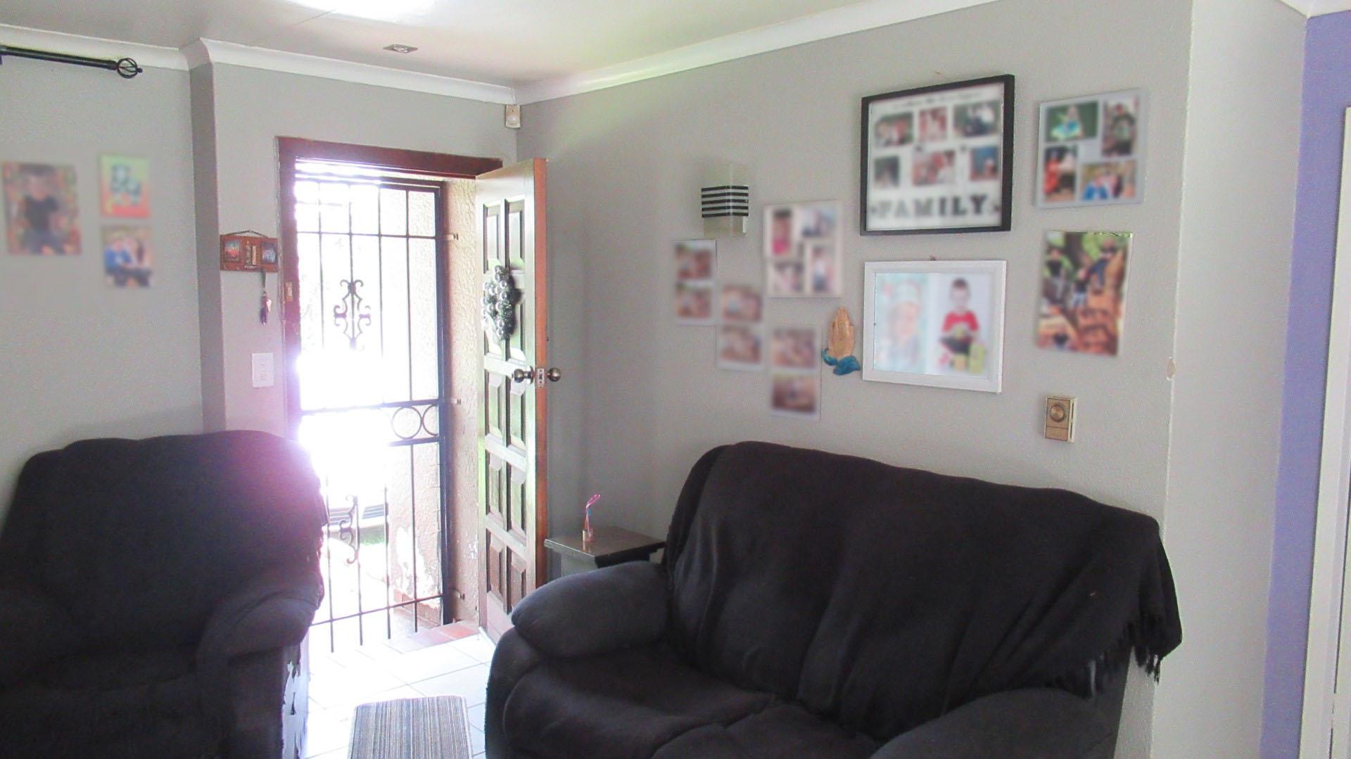 Lounges - 45 square meters of property in Albertsdal