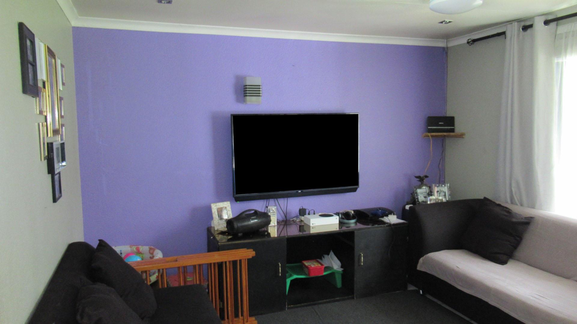 Lounges - 45 square meters of property in Albertsdal