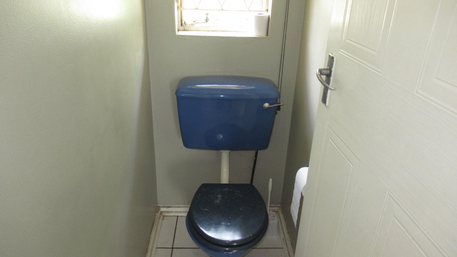 Bathroom 1 - 5 square meters of property in Albertsdal