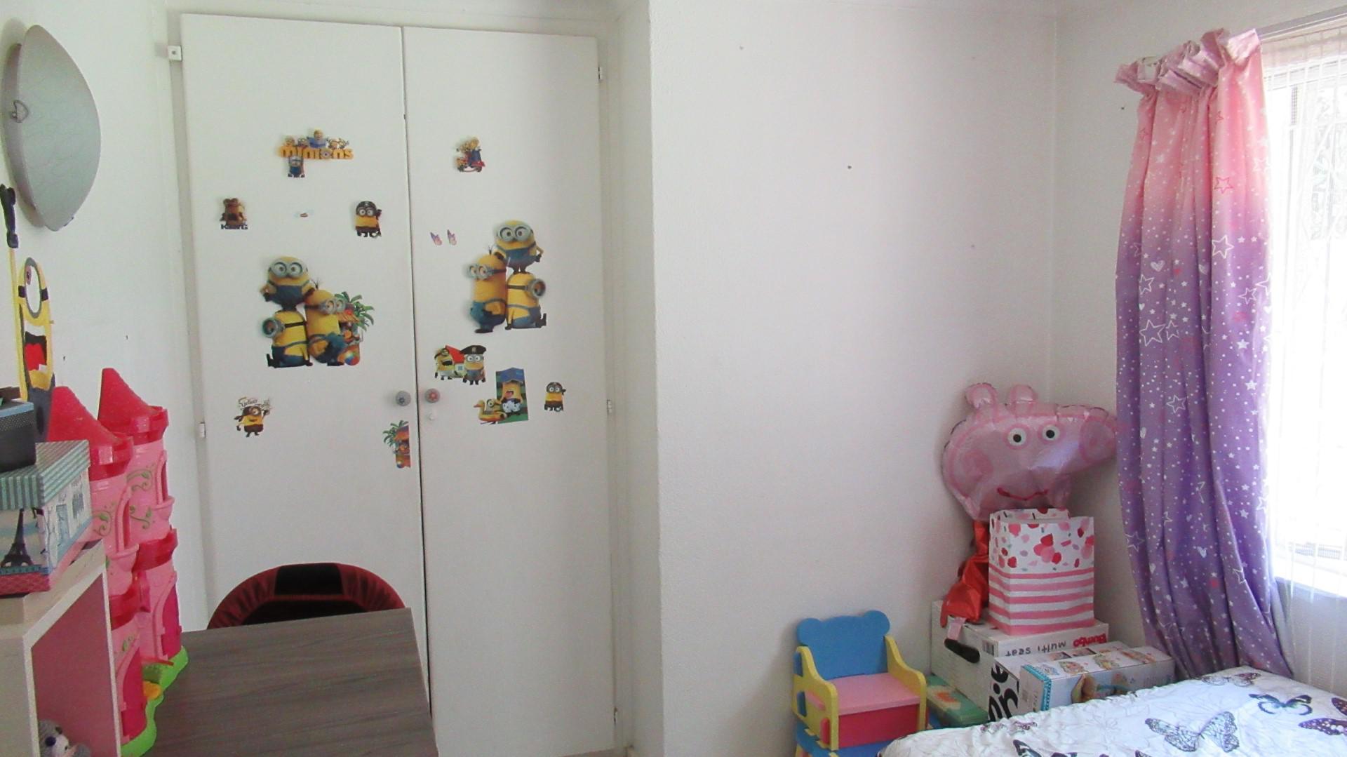 Bed Room 1 - 10 square meters of property in Albertsdal