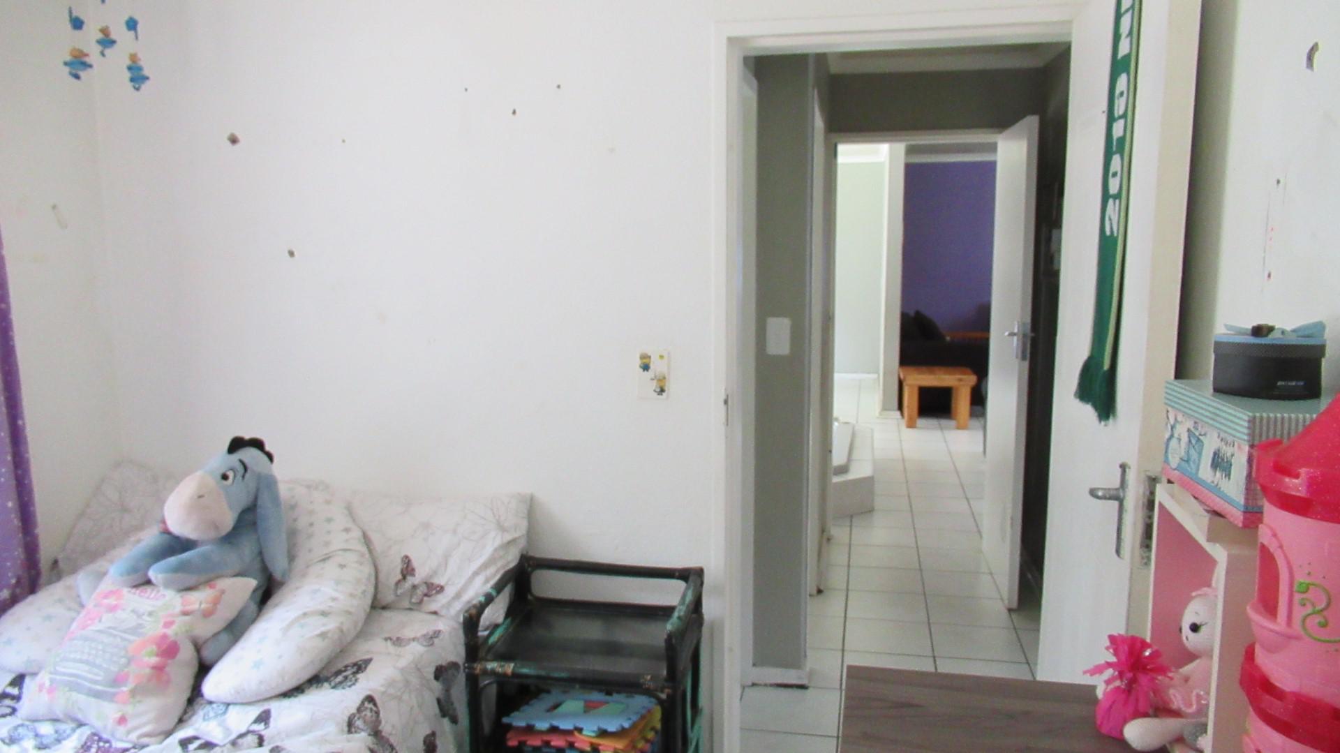 Bed Room 1 - 10 square meters of property in Albertsdal