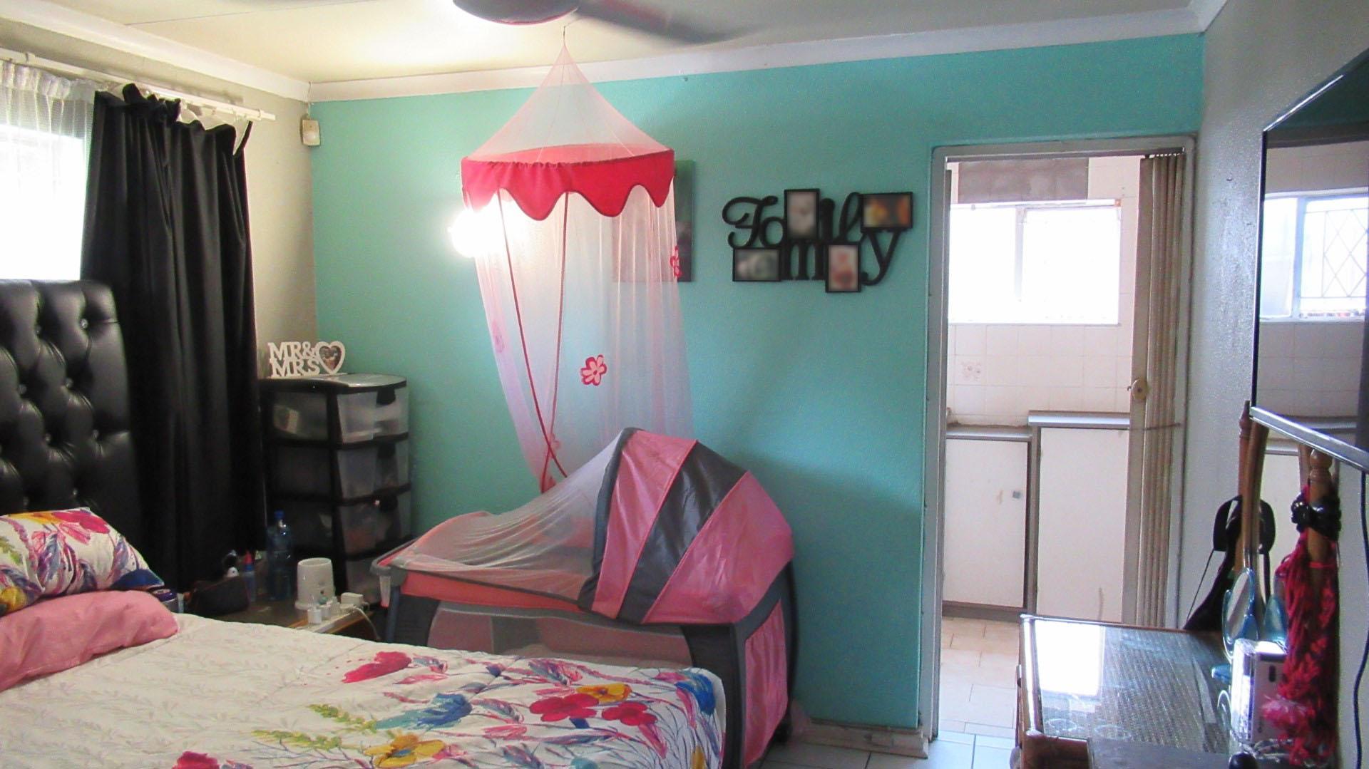 Main Bedroom - 15 square meters of property in Albertsdal