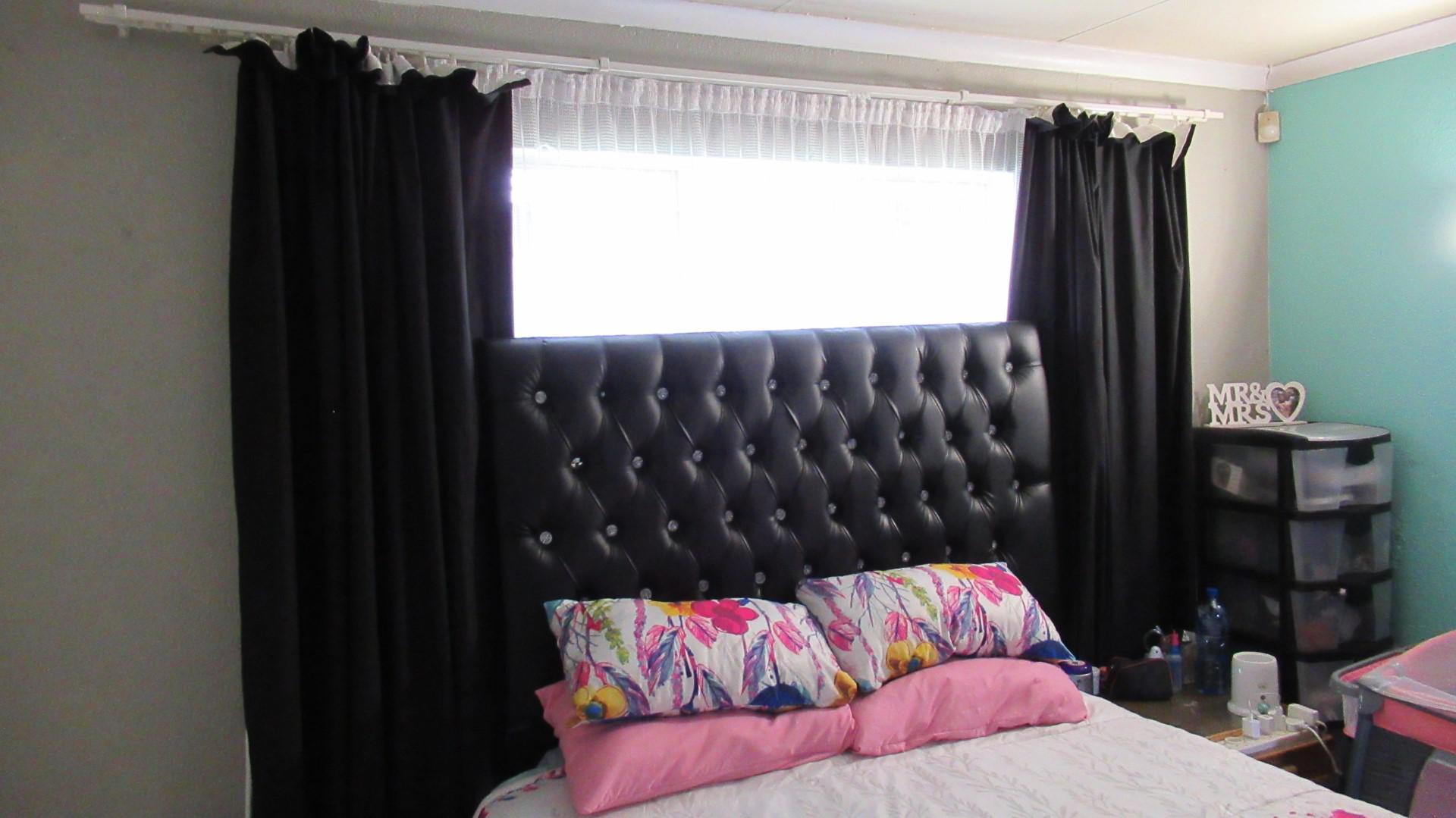 Main Bedroom - 15 square meters of property in Albertsdal
